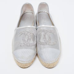 Chanel - Espadrilles à bouts ouverts en maille et tissu argenté métallisé CC, taille 39