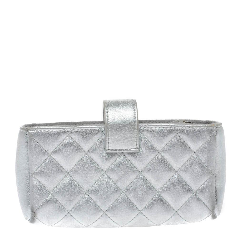 Presenting a leather case with a fine mixture of charm and utility. This metallic silver phone holder is a splendid pick. From the house of Chanel, this pretty piece features the signature quilted pattern all over, a CC-detailed flap and a