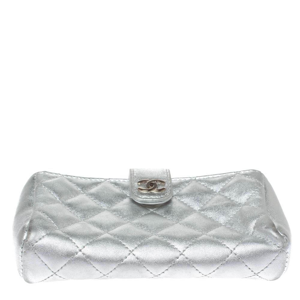 Chanel Metallic Silver Quilted Leather CC Phone Holder Pouch In Good Condition In Dubai, Al Qouz 2