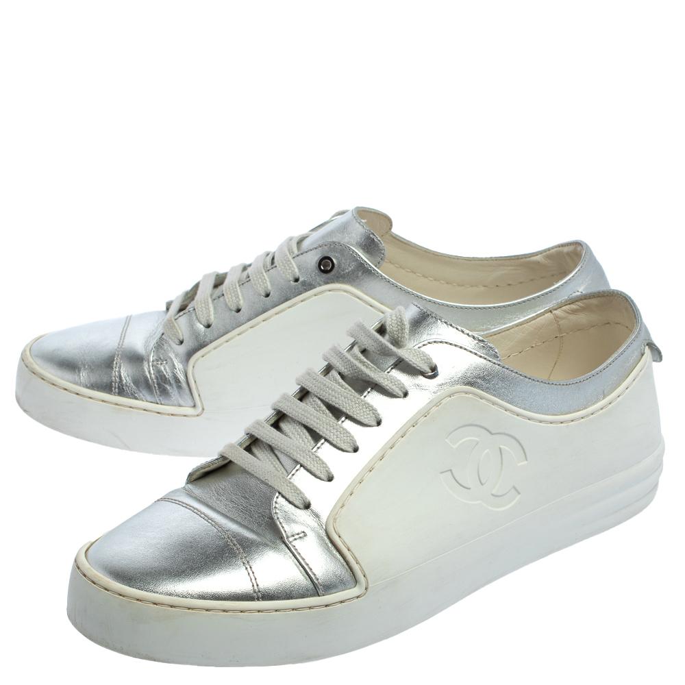 Chanel Metallic Silver/White Leather And Rubber CC Low Top Sneakers Size 40.5 2