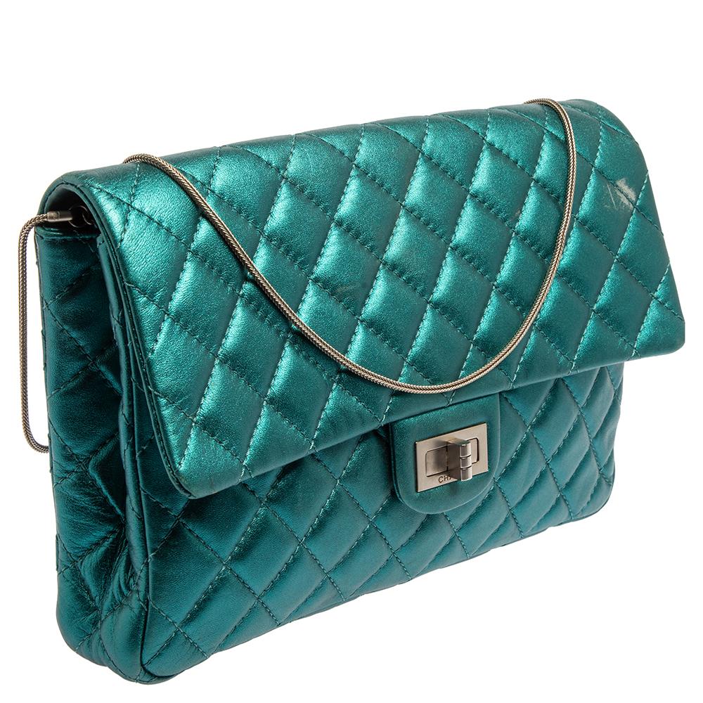 Chanel Metallic Teal Gestepptes Leder Reissue 2.55 Classic 226 Klappentasche im Zustand „Gut“ in Dubai, Al Qouz 2