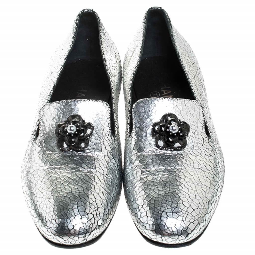 The house of Chanel brings you these impressive metallic flats to complement any outfit. Chic and durable, these textured leather flats will be a memorable purchase. They feature round toes and the signature Camellia flower on the uppers.

Includes: