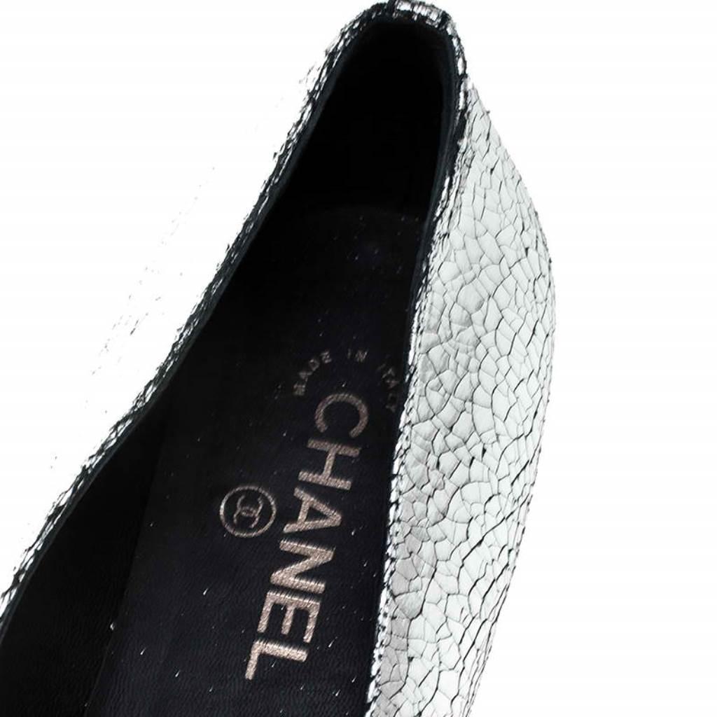 Chanel Metallic Textured Leather Camellia Loafers Size 40 In Good Condition In Dubai, Al Qouz 2