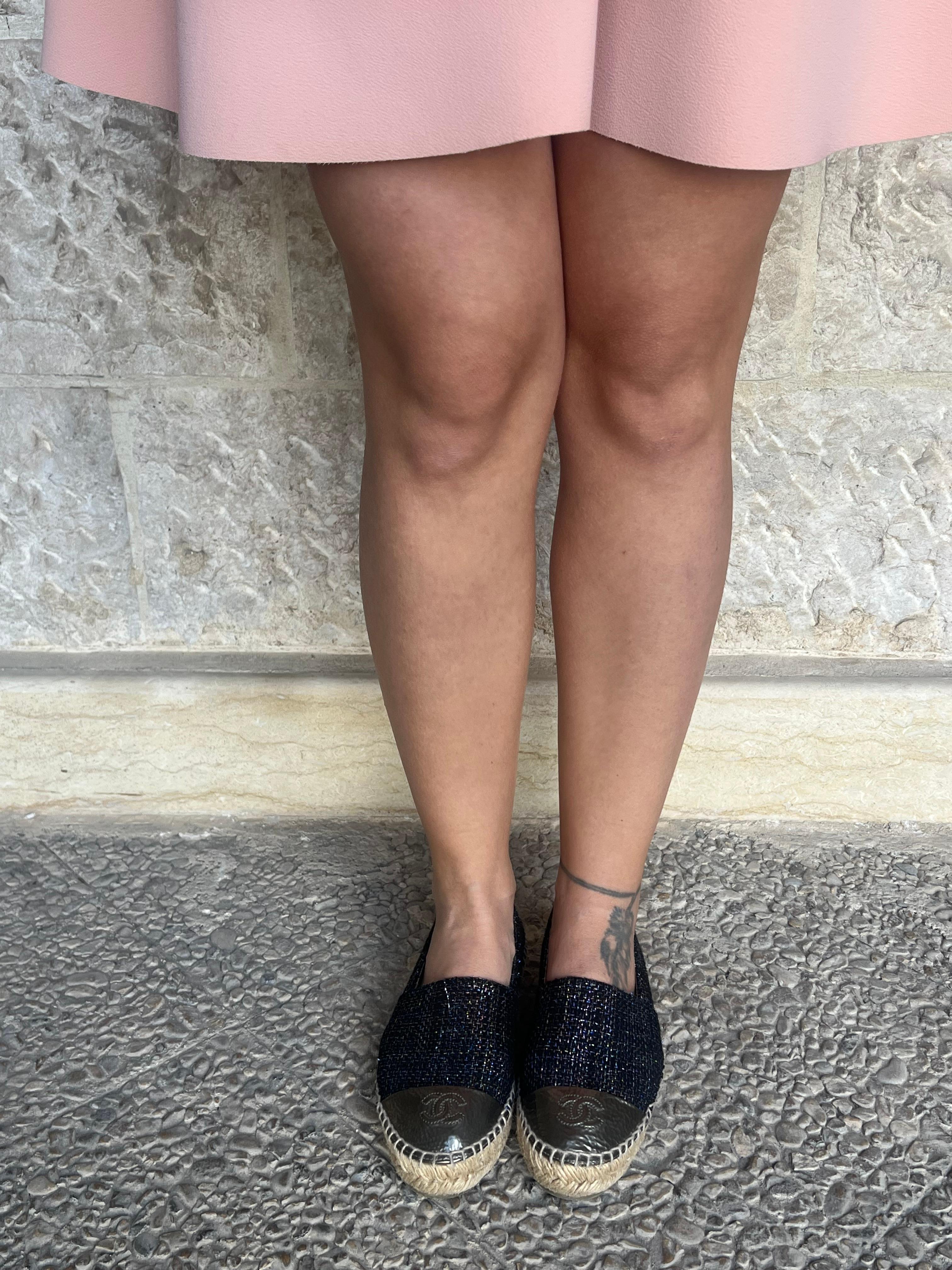 Chanel Espadrilles à bout ouvert CC et en tweed métallisé, taille EU 36 en vente 13