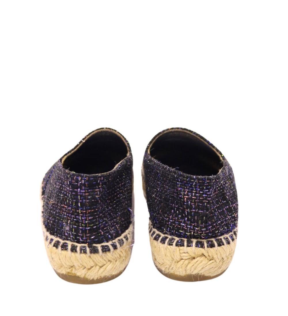 Espadrilles Chanel en tweed métallisé et CC Cap Toe, détaillées avec le logo imbriqué 'CC' sur le devant et du tweed à fil métallique.

Matière : Cuir et tweed
Taille : EU 36
État général : Bon
État intérieur : Signes d'usure
État extérieur :