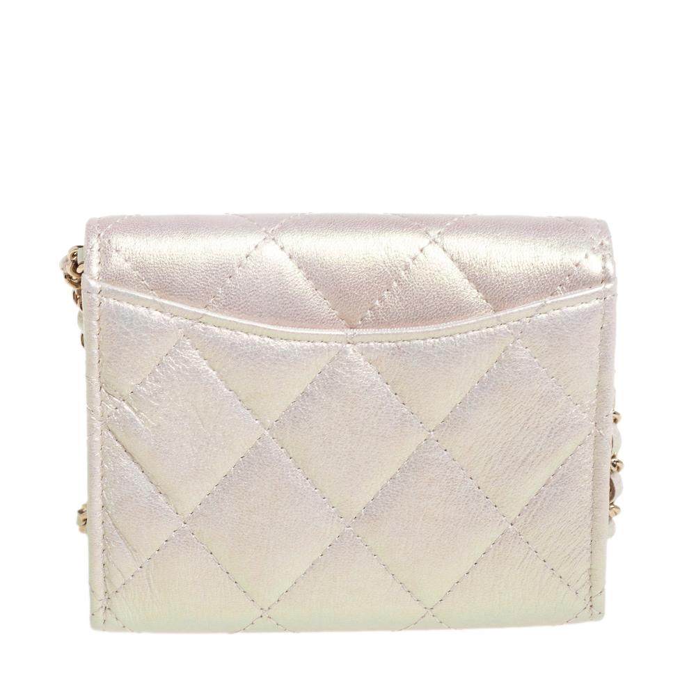 This cardholder from Chanel is absolutely gorgeous to look at! Made from leather in a metallic white hue, it features the signature quilts, the CC logo on the front flap, and an intertwined chain link for you to parade it in style. Organize your