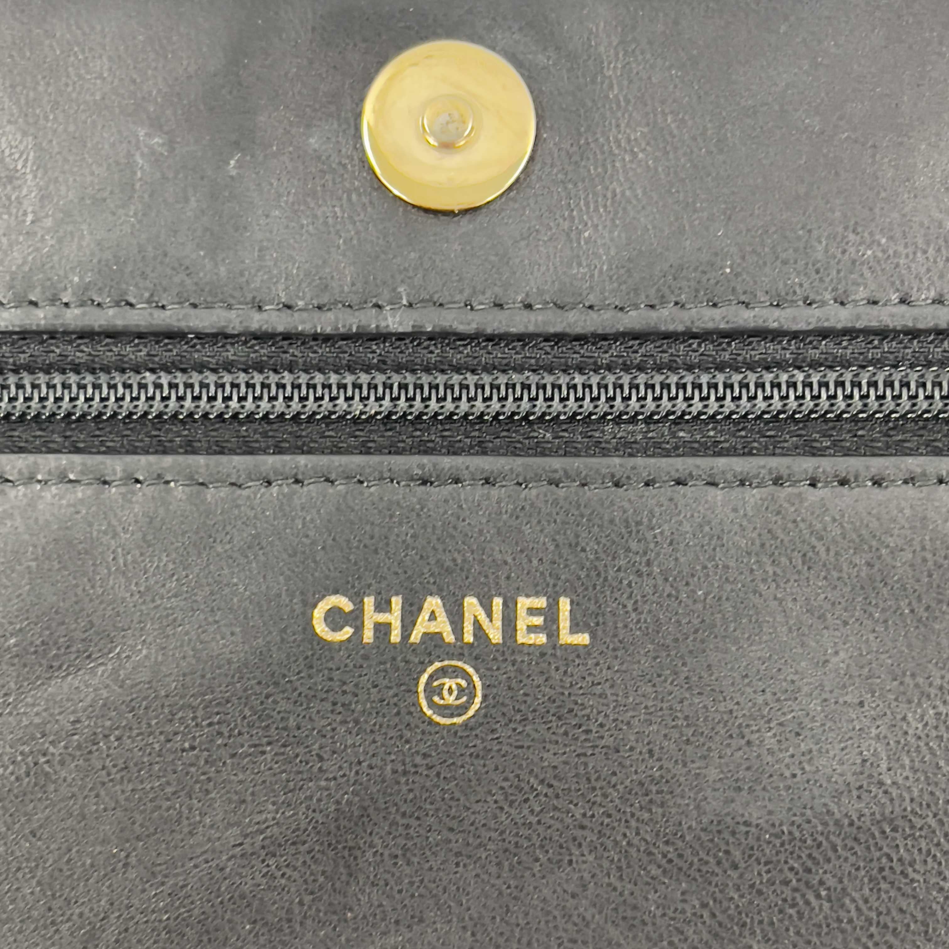 	Chanel - Metiers d'Art 2017 Black Velvet and Pearl Crossbody Wallet on Chain 3