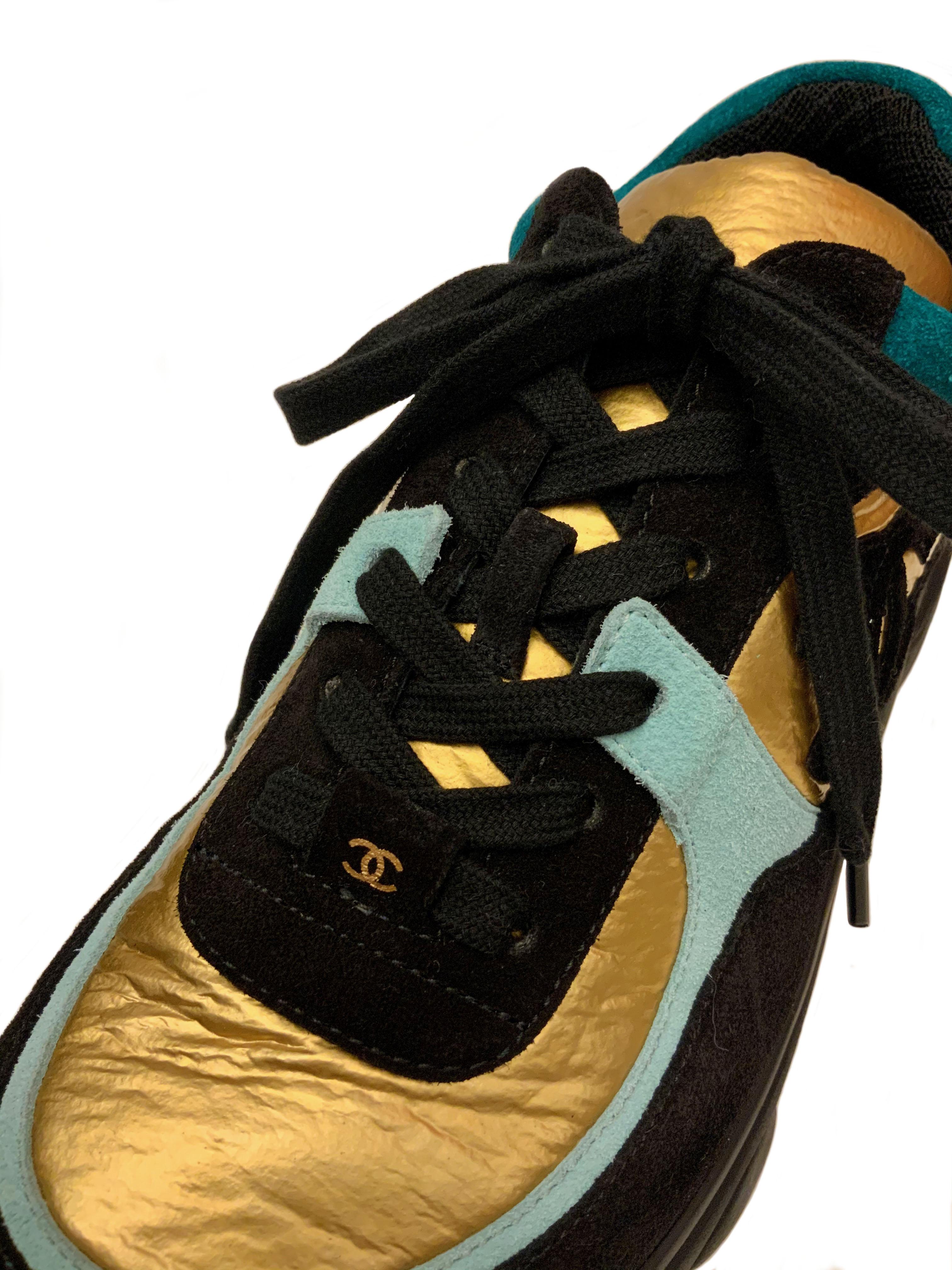 Chanel Métiers d'Art 2018/2019 Paris New-York Suede and Gold Fabric Sneakers In Excellent Condition In Geneva, CH