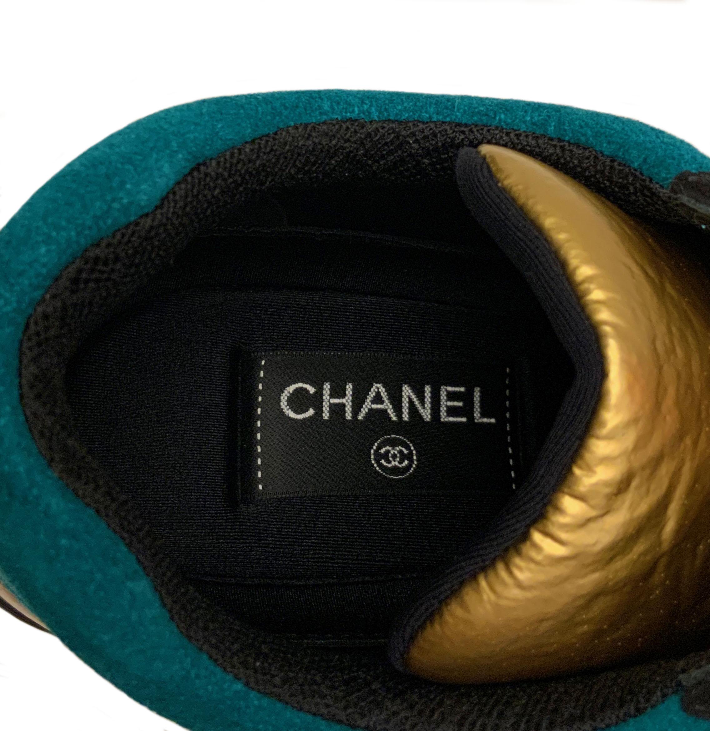 Women's or Men's Chanel Métiers d'Art 2018/2019 Paris New-York Suede and Gold Fabric Sneakers