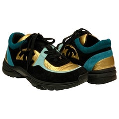 Chanel Métiers d'Art 2018/2019 Paris New-York Sneakers aus Wildleder und goldenem Stoff