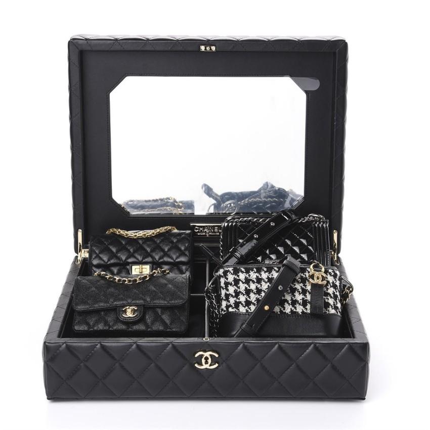 Chanel Metiers D'Art 2020 Nero Trapuntato 4 Mini Borse Scatola da Collezione

Un eccezionale oggetto da collezione, appartenente alla collezione Metier's D'Art 2020. Intitolata Paris- 31 rue Cambon, Virginie Viard ha reso omaggio ai codici della