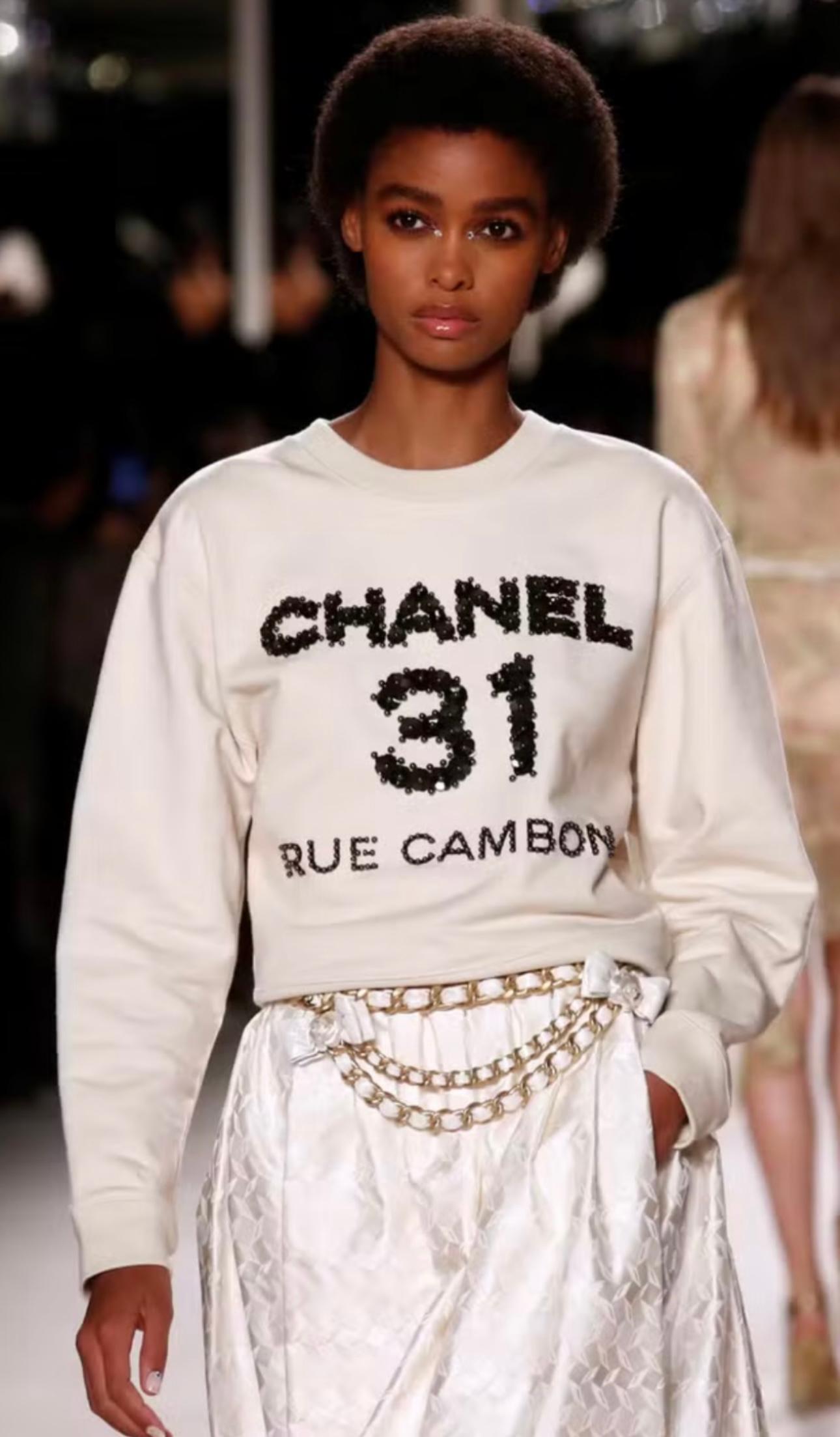 Sudadera Chanel métiers d'art Pre Otoño 2020 31 rue Cambon, detalles bordados en cuero y perlas, talla S, busto 40 hasta 44 pulgadas, hombros 21 hasta 23,5, largo 20, excelente estado