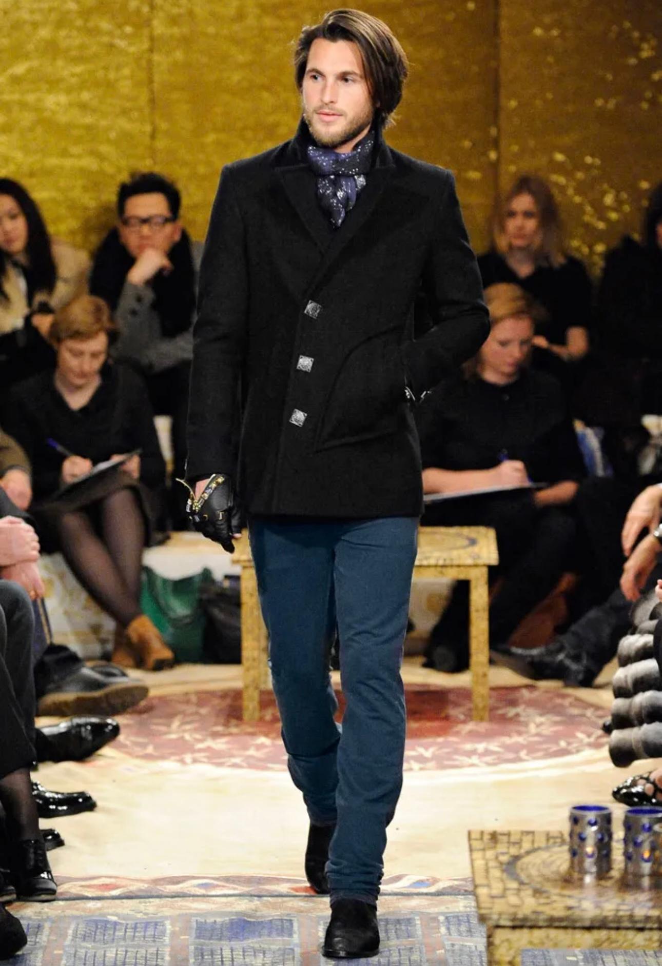 Chanel métiers d'art Paris Byzance pre fall 2011 runway manteau en laine noire avec boutons carrés surdimensionnés du logo CC, taille 48 FR.