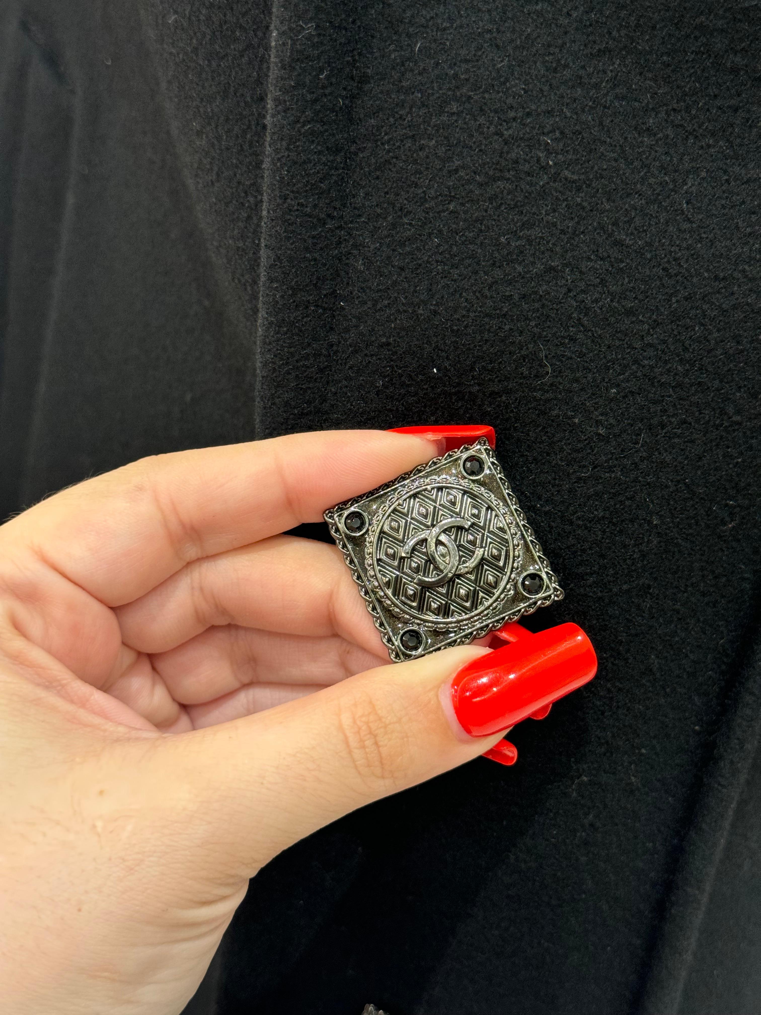 Chanel métiers d'art Paris Byzance 2011 Défilé manteau en laine noire en vente 4