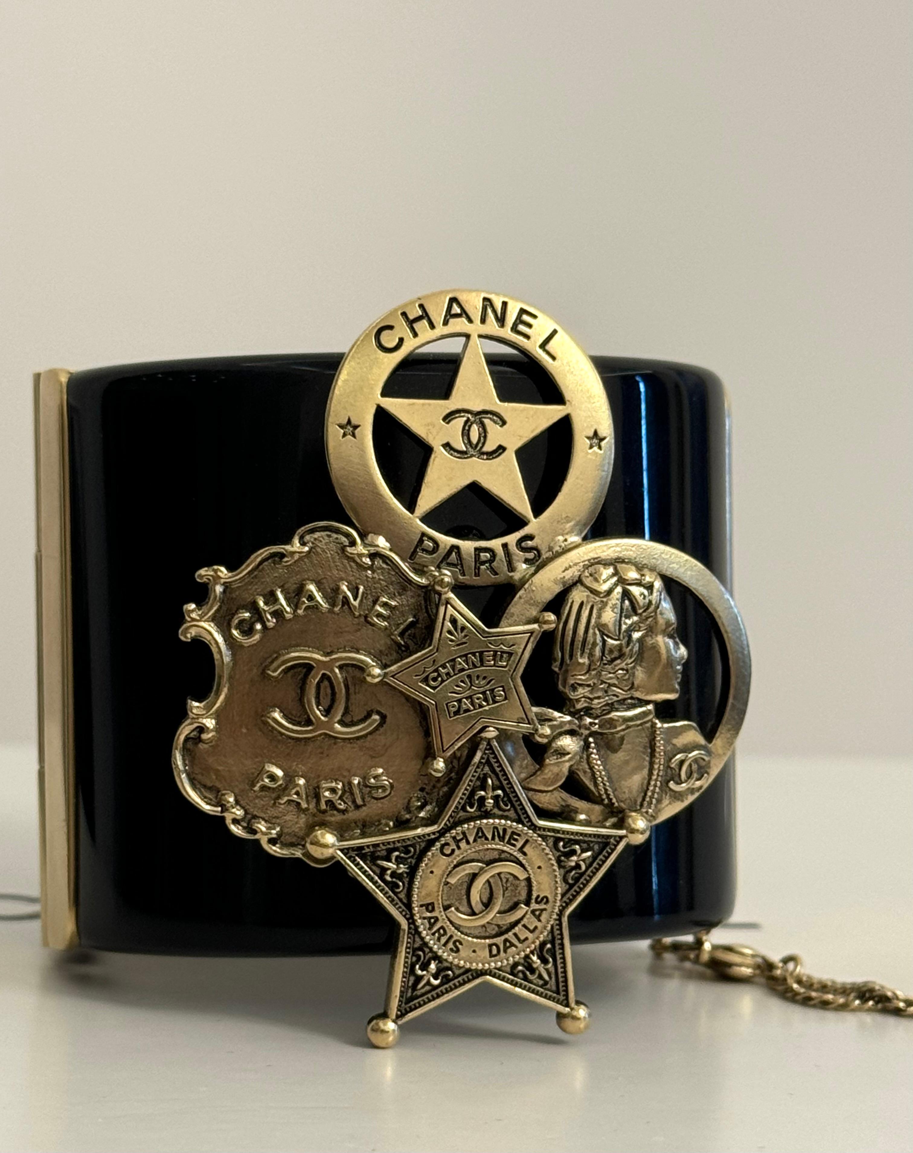 Rare Chanel Métiers d'art Pre fall 2014 Paris Dallas bracelet manchette, 8 pouces, très bon état quelques légères rayures sur la fermeture. 