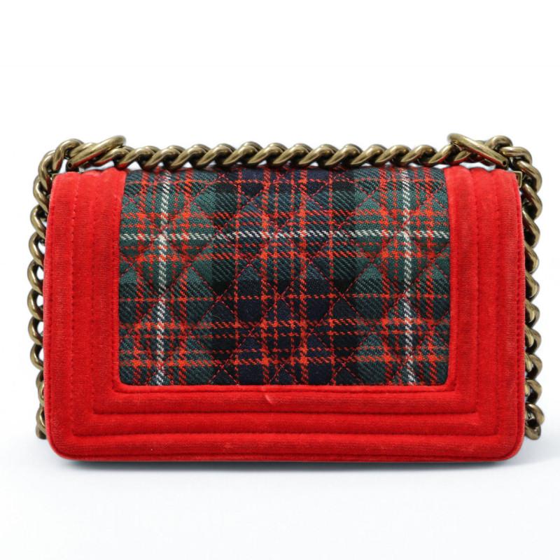 Exceptional Chanel Boy Bag from Metiers d'art Paris Edimburg Collection

Condition: very good
Made in Italy
Collection : Métiers d' Art Paris Edimburg 2014
Material : velvet, cotton, lamb leather
Interior: navy blue textile
Color : red, green, blue,