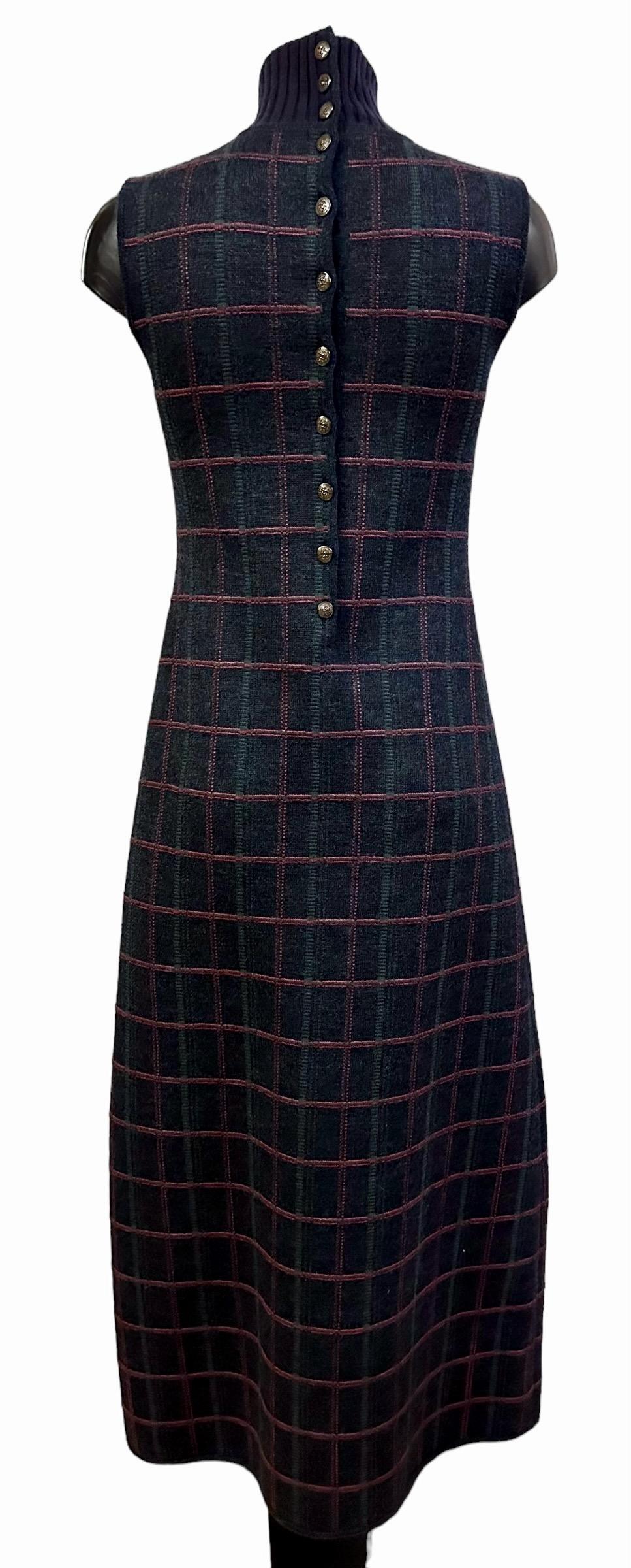 Makelloses Maxikleid aus der Chanel-Kollektion der Métiers d'Art Paris Edinburgh 2012 / 2013.
Dieses Kleid aus Tweed mit Tartanmuster ist in seiner Schlichtheit perfekt.

Collection'S: Métiers d'Art Paris Edinburgh 2012/2013
Gewebe: 34% Schurwolle -