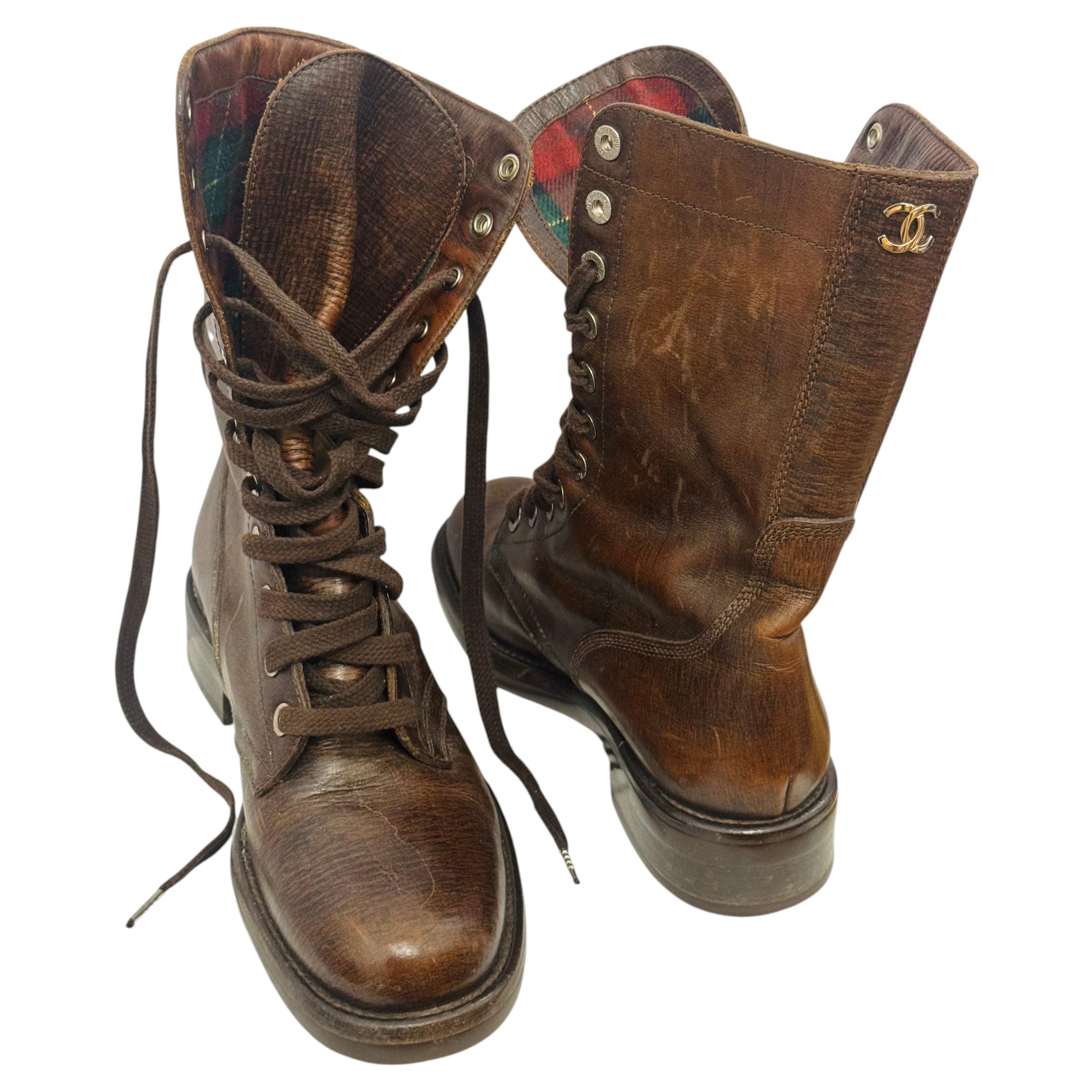 Bottes à lacets en cuir Chanel Métiers d’Art Paris Édimbourg 2013, taille 38,5 en vente