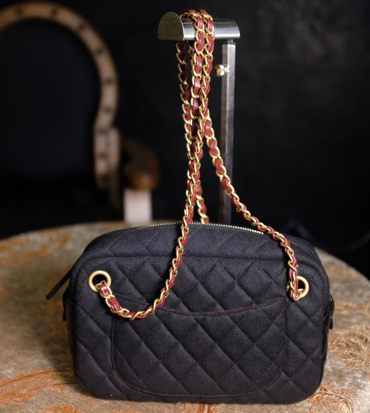 Chanel Métiers d'Art Paris-Hamburg Wool Charms Camera Bag In Excellent Condition For Sale In AUBERVILLIERS, FR