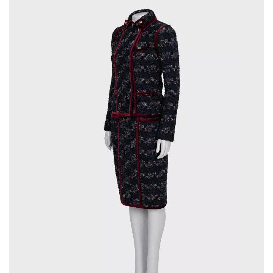 Assolutamente stupefacente e raro tailleur con gonna Chanel Métiers d'Art Paris-Moscou della Collezione Pre-Fall 2009! 
Questo bellissimo abito a due pezzi, disegnato da Karl Lagerfeld, mette in mostra l'iconica maestria di Chanel e la sua