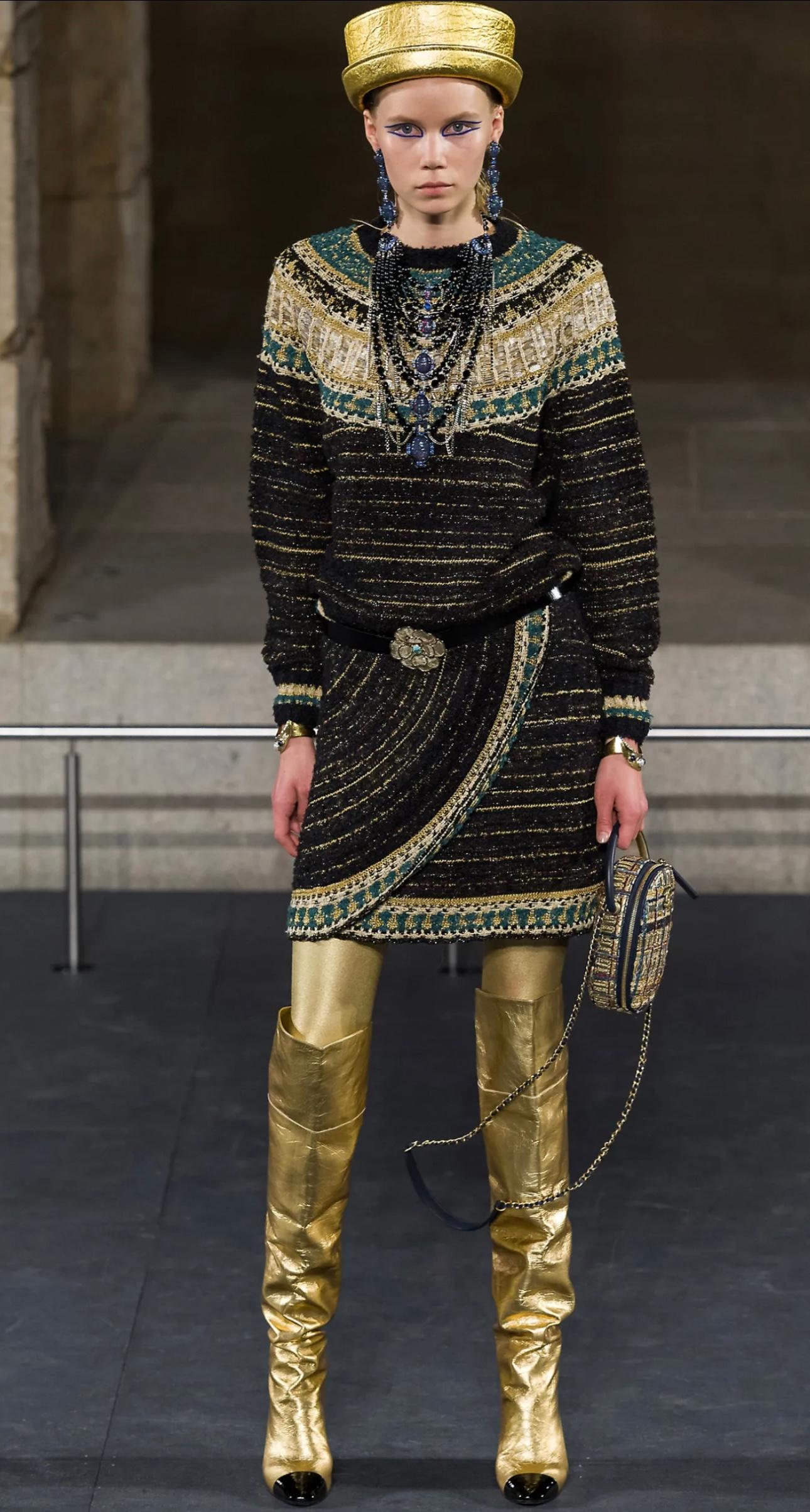 Chanel métiers d'art Paris New York pre fall 2019 collection by Karl Lagerfeld, la dernière collection métiers d'art par Karl, pull taille 40 FR. Détails étonnants, impression du logo cc et du numéro 5, logo cc du chat.