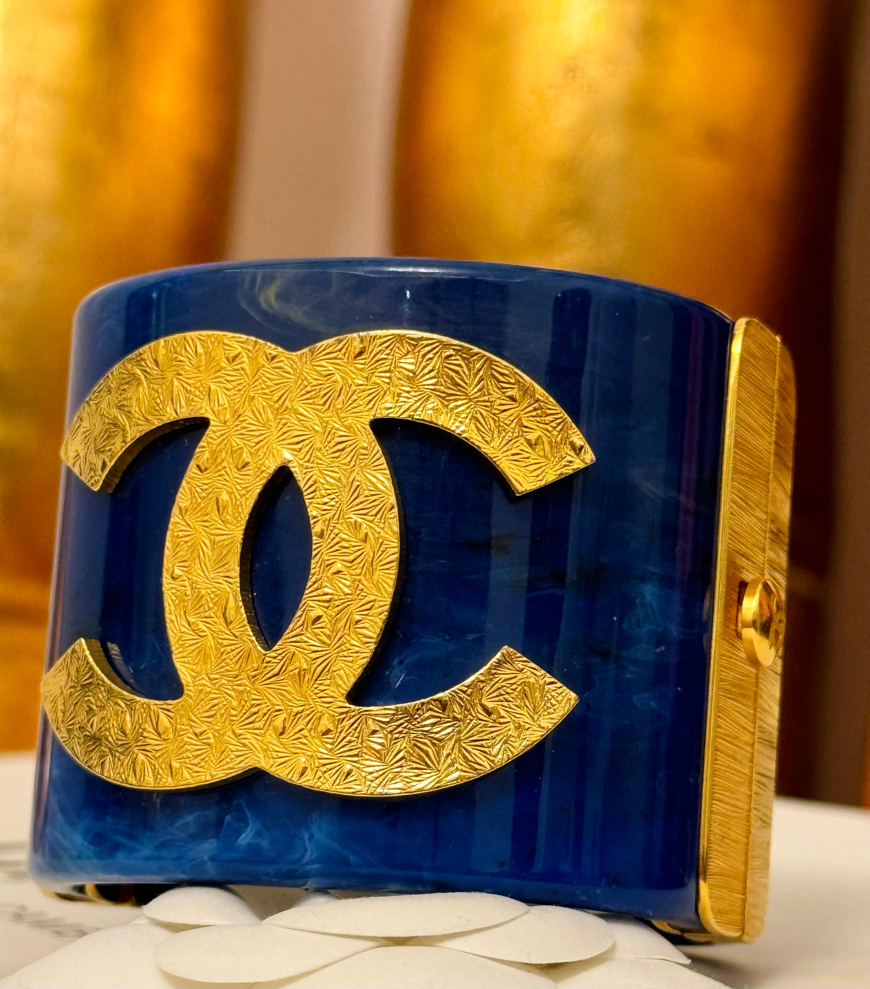 Raro bracciale Chanel métiers d'art Paris New York Pre Fall 2019 l'ultimo di Karl Lagerfeld, collezione egiziana, blu come lapislazzuli e oro, senza scatola 