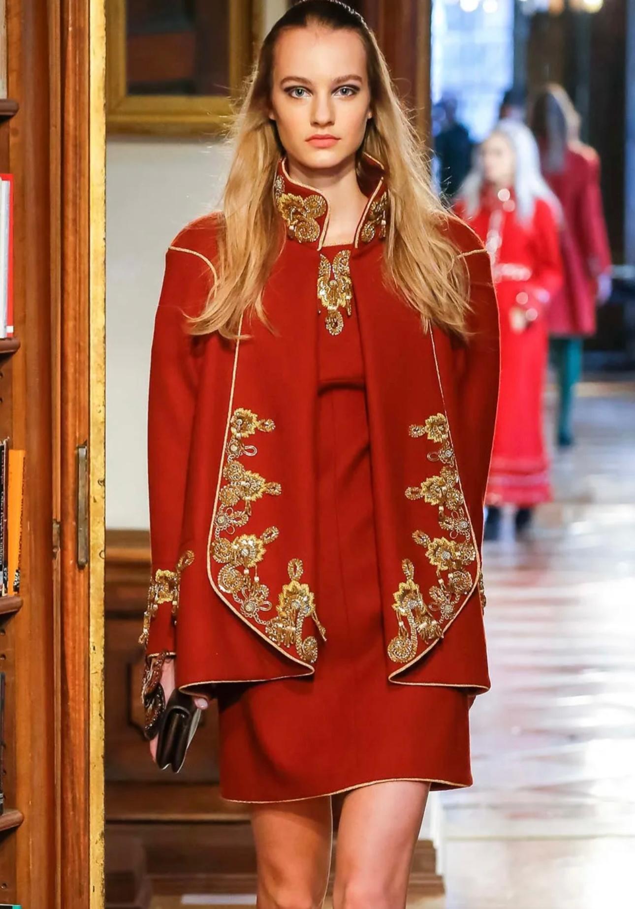 Raro vestido de lana Chanel métiers d'art pre fall 2015 Paris Salzburg rojo y bordado dorado, talla 34 FR se ajusta hasta la delgada US 4, excelente estado 