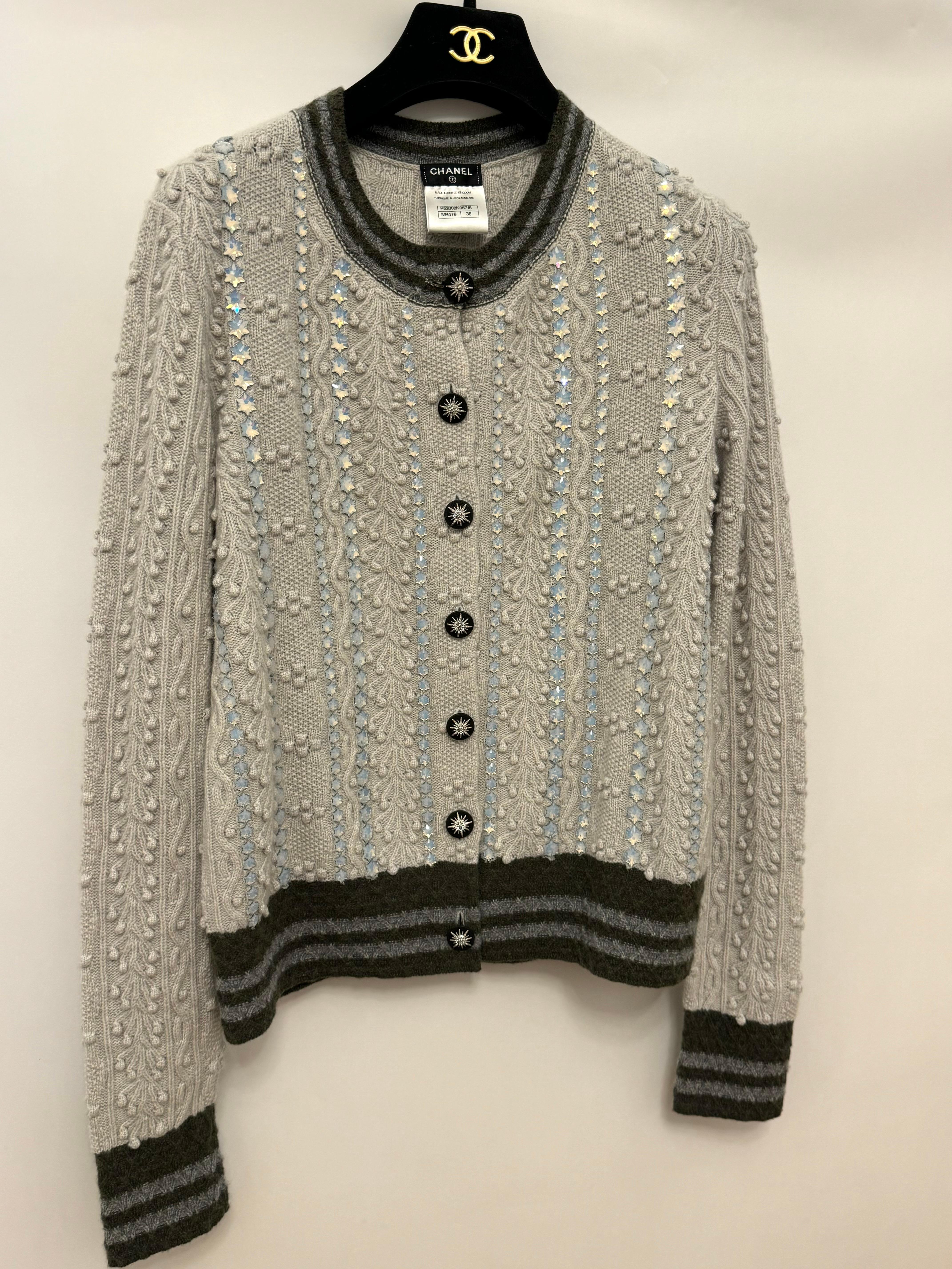 Chanel métiers d'art Paris Salzburg pre fall 2015 cardigan en broderie de cachemire. en vente 8