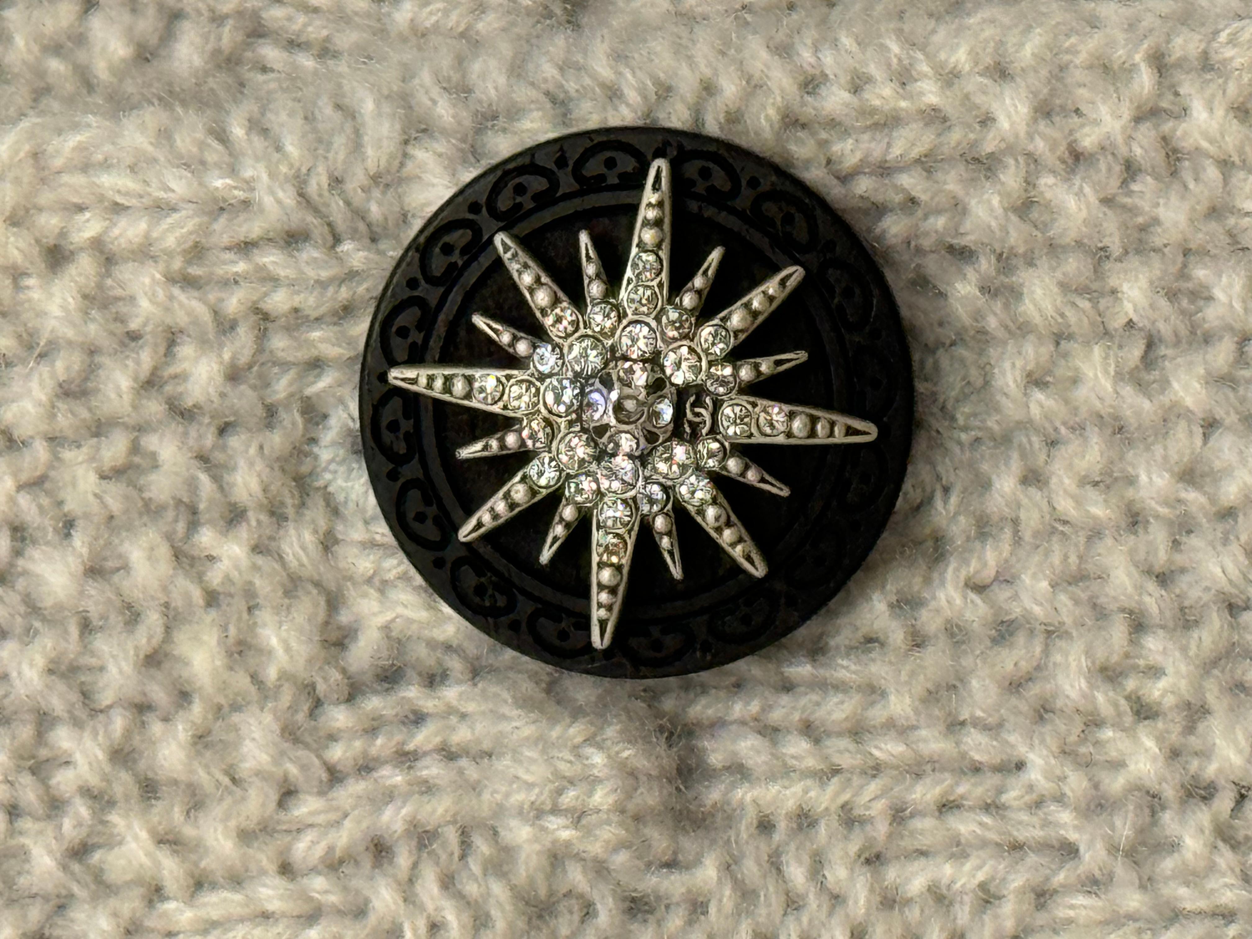 Rare Chanel by Karl Lagerfeld métiers d'art Paris collection Salzburg pre fall 2015 cardigan en maille brodée de cachemire. Edelweiss cc boutons avec logo, broderie de pierres comme l'opale couleur gemme et dentelle design ails. c'est un chef