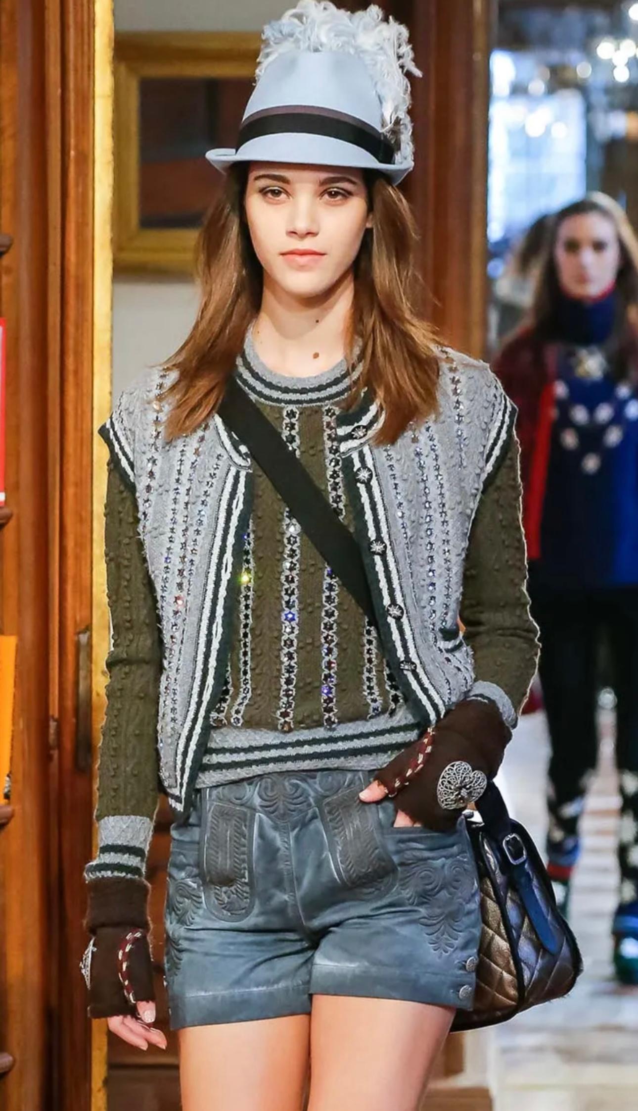 Chanel métiers d'art Paris Salzburg vor Herbst 2016 Start-und Landebahn stricken Stickerei Kaschmir-Pullover Größe 36 FR, cc Logo Details, alle Steine Sterne gestickt 