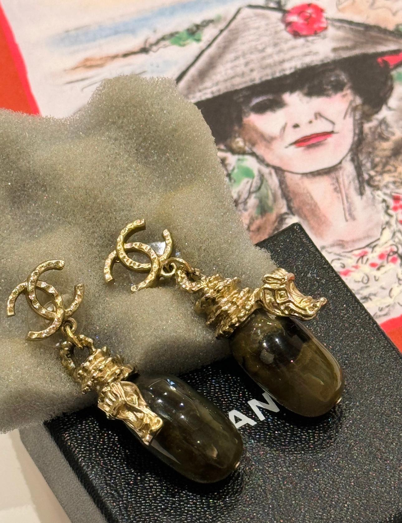 Raro Chanel métiers d'art Paris Shanghai Pre Fall 2010 collection by Karl Lagerfeld dragoon pendientes perforados en excelente estado 