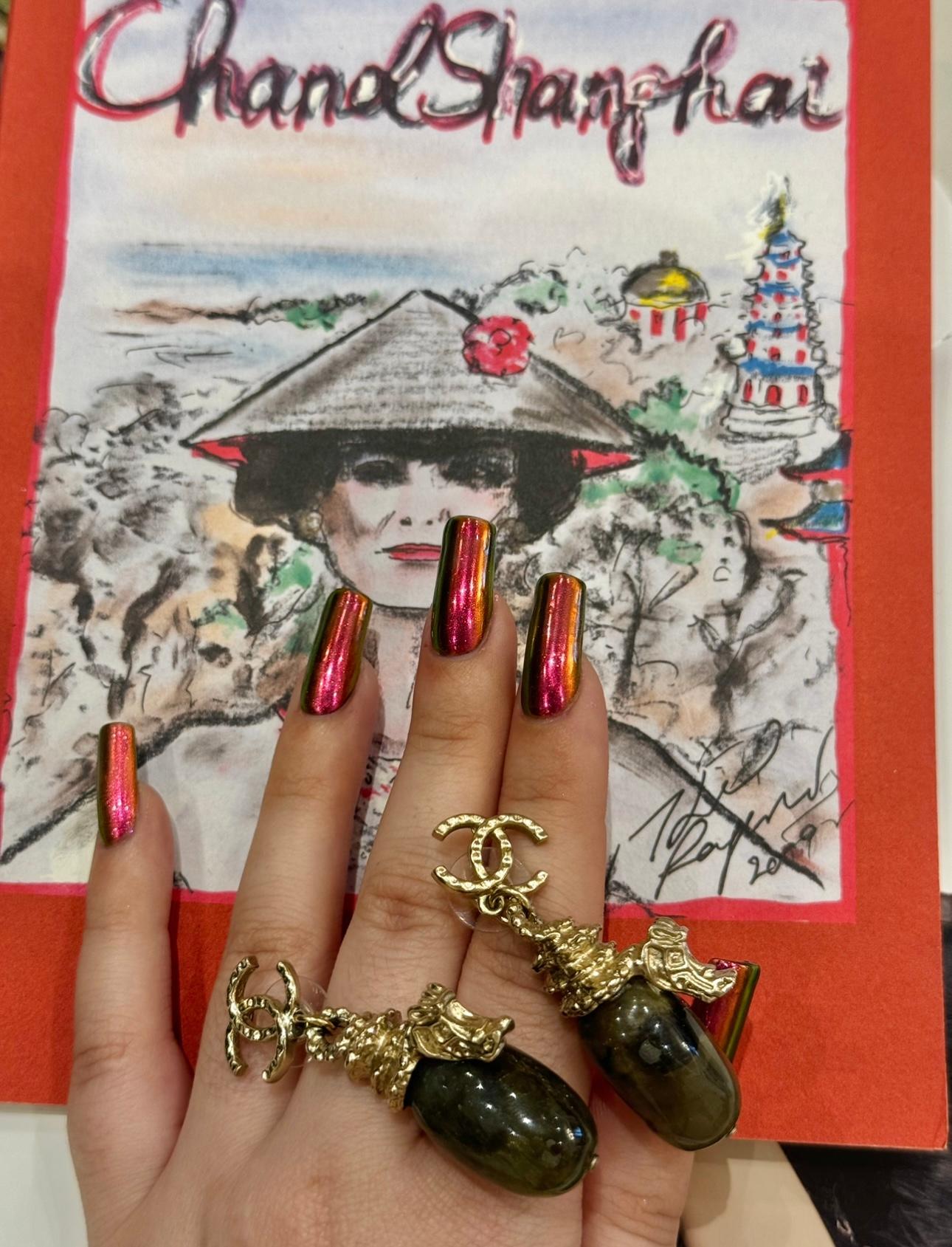 Chanel Métiers d'art París Shanghái Pre Otoño 2010 pendientes dragoon en Excelente estado para la venta en PARIS, FR