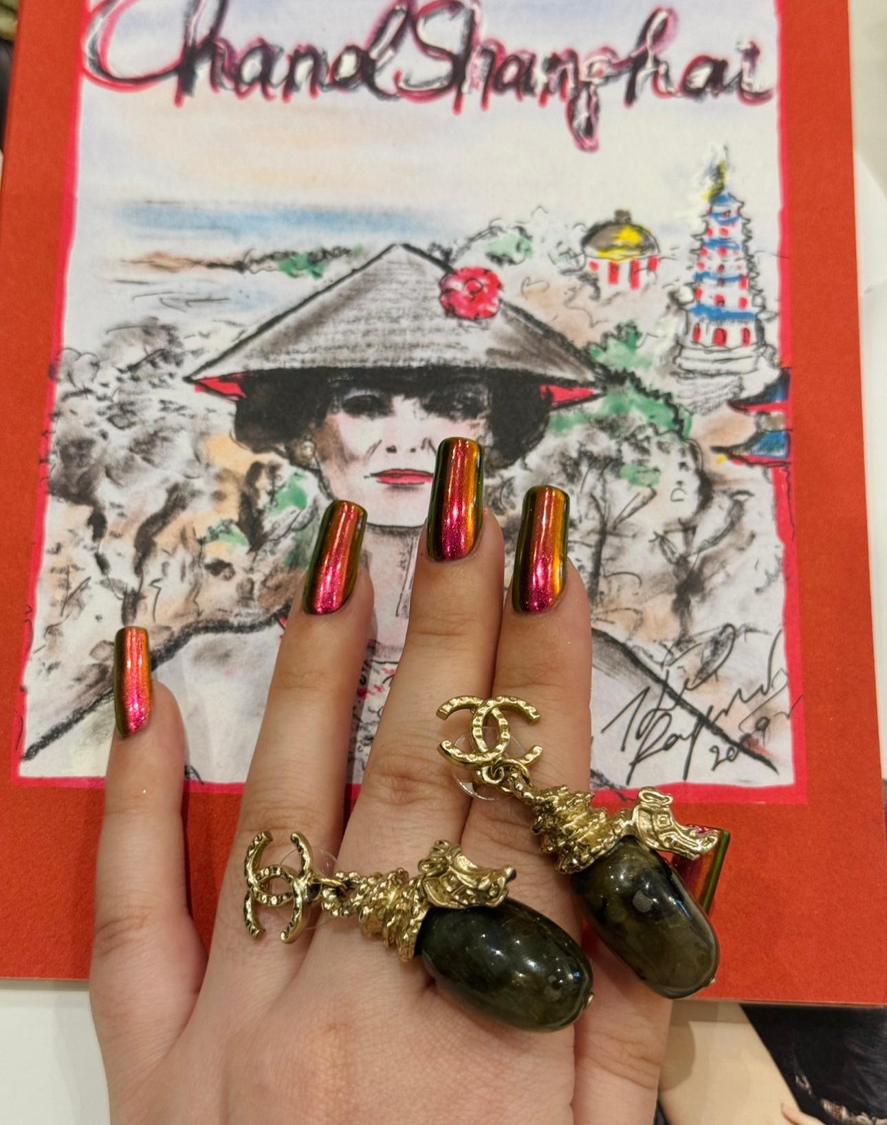 Femenino o masculino Chanel Métiers d'art París Shanghái Pre Otoño 2010 pendientes dragoon en venta