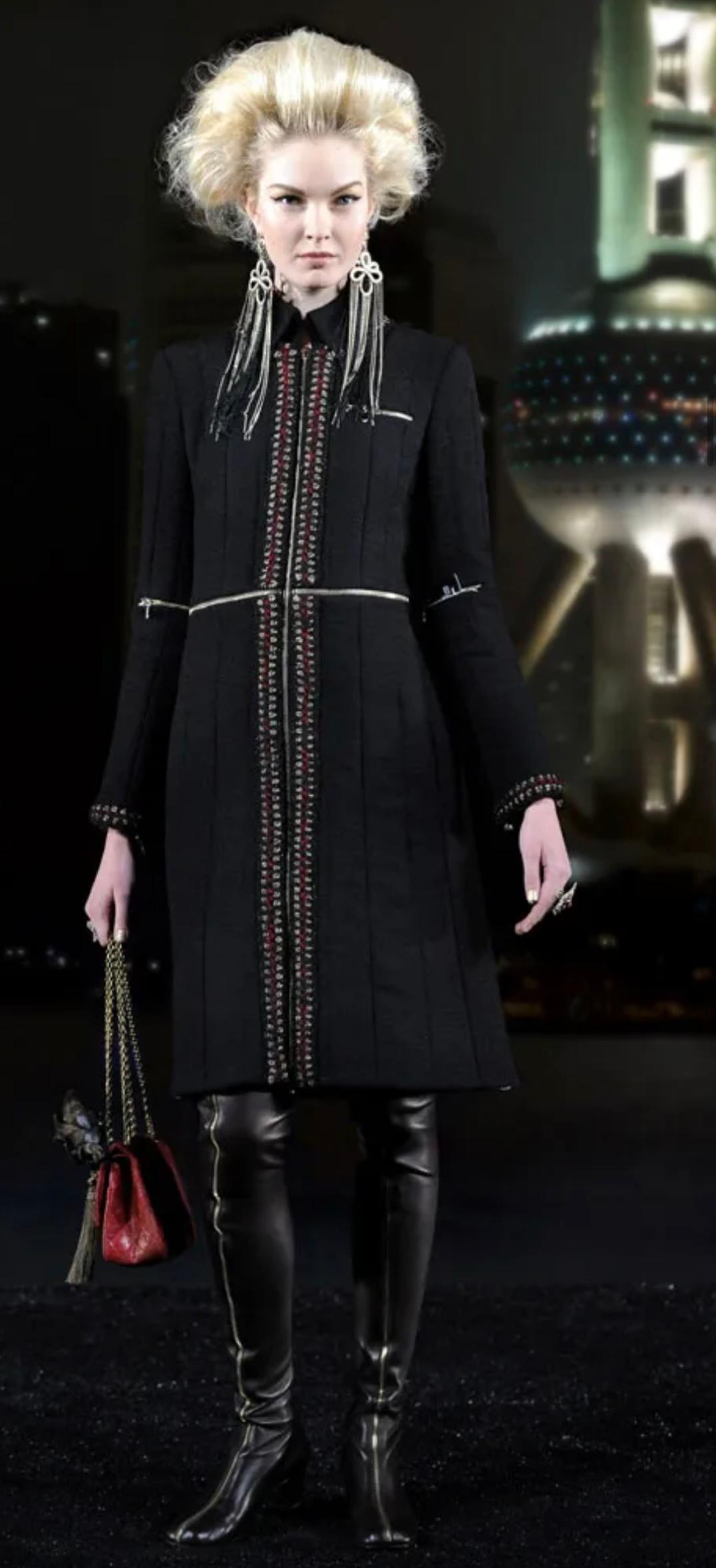 Chanel Métiers d'art Paris Shanghai Collection Pre Fall 2010 runway manteau en tweed s.38 FR il va de US 0 à US slim 6. Doublure étonnante, un chef d'oeuvre créé par le Kaiser Karl Lagerfeld ! 