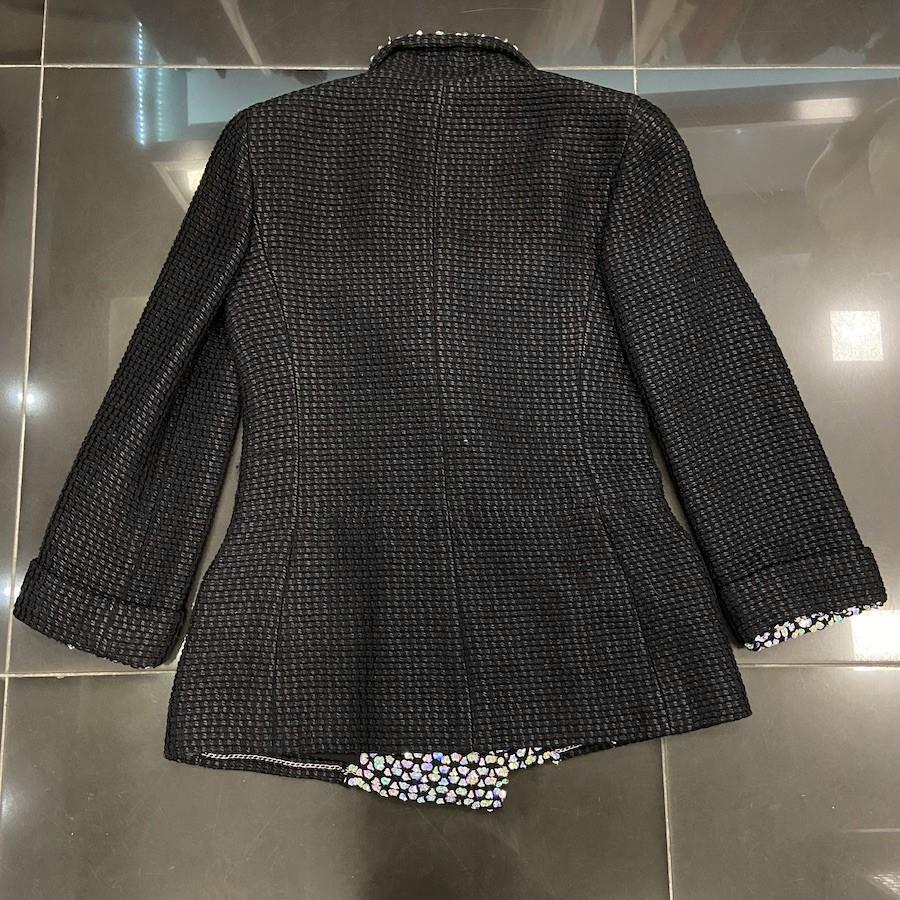 CHANEL Métiers d'art Paris Shanghai Vest in Wool and Sequins Size 36FR. The inside is in black silk.
In very good condition
Size: 36.
Made in France.
Flat dimensions: shoulders: 38 cm x under the chest: 45 cm x height: 66 cm x sleeve length 53 cm x