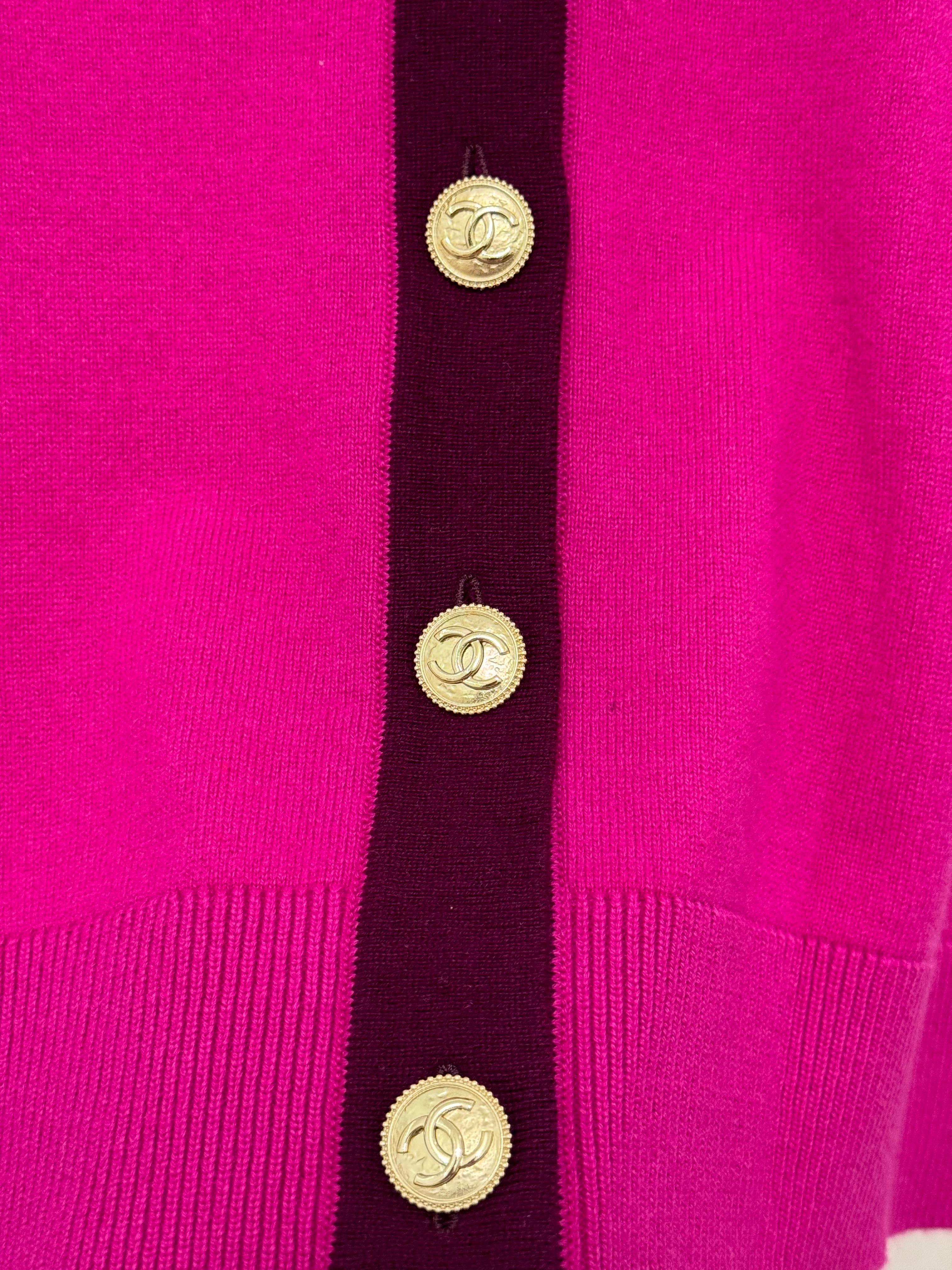 Red Chanel métiers d’art Pre Fall 2020 runway short sleeve cashmere cardigan For Sale