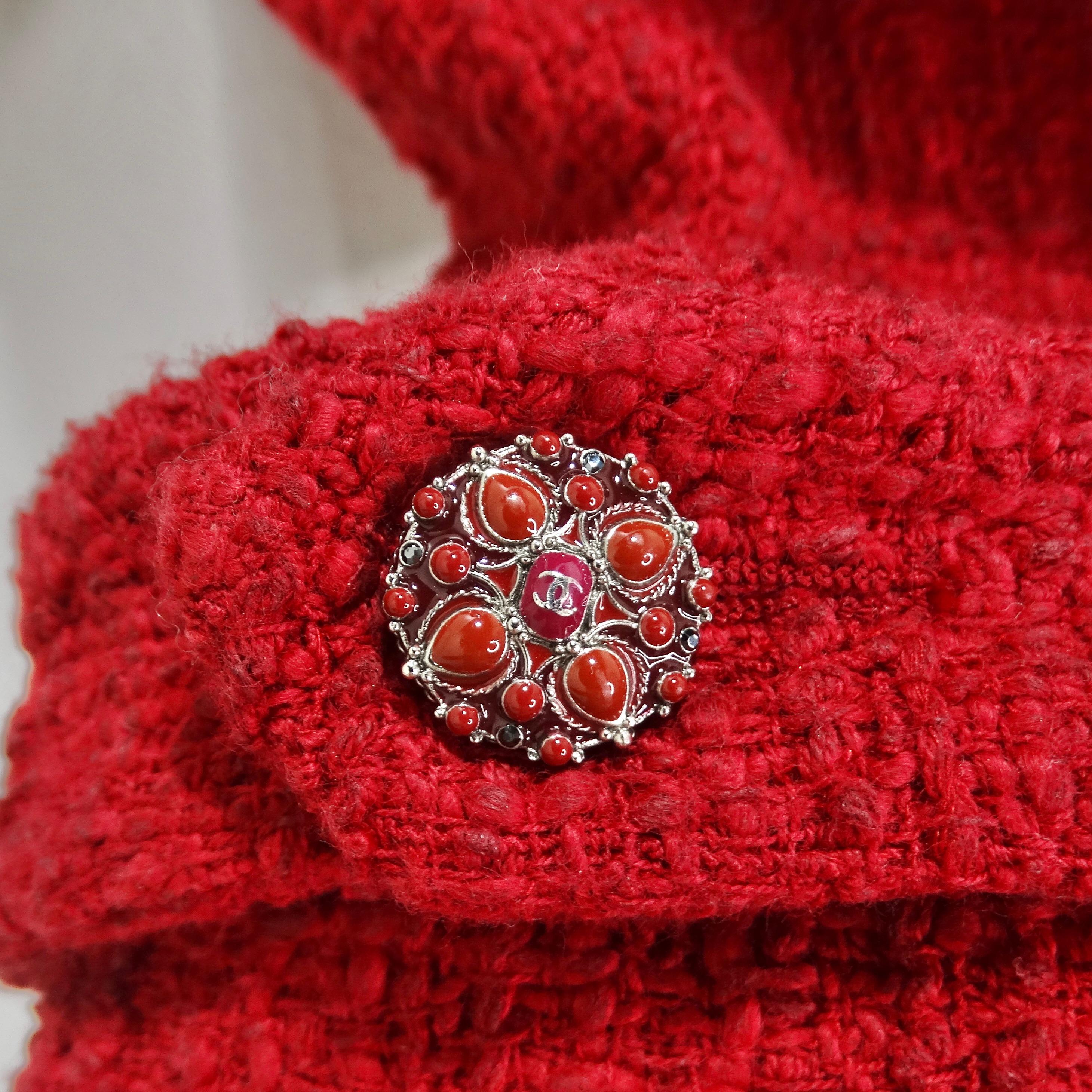 Women's or Men's Chanel Métiers d'Art Red Tweed Jacket Blazer For Sale