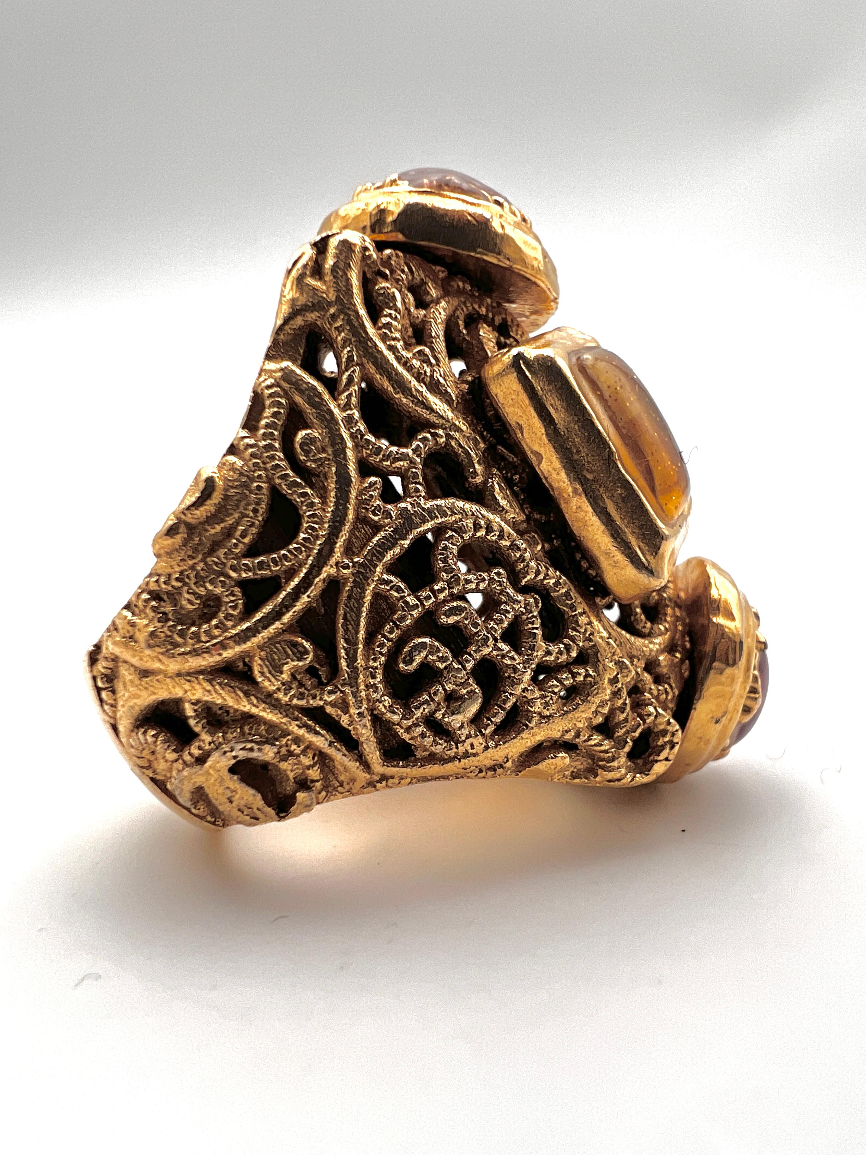 Spettacolare anello Chanel della collezione Métiers d'arts 2011 Paris-Bombay. 