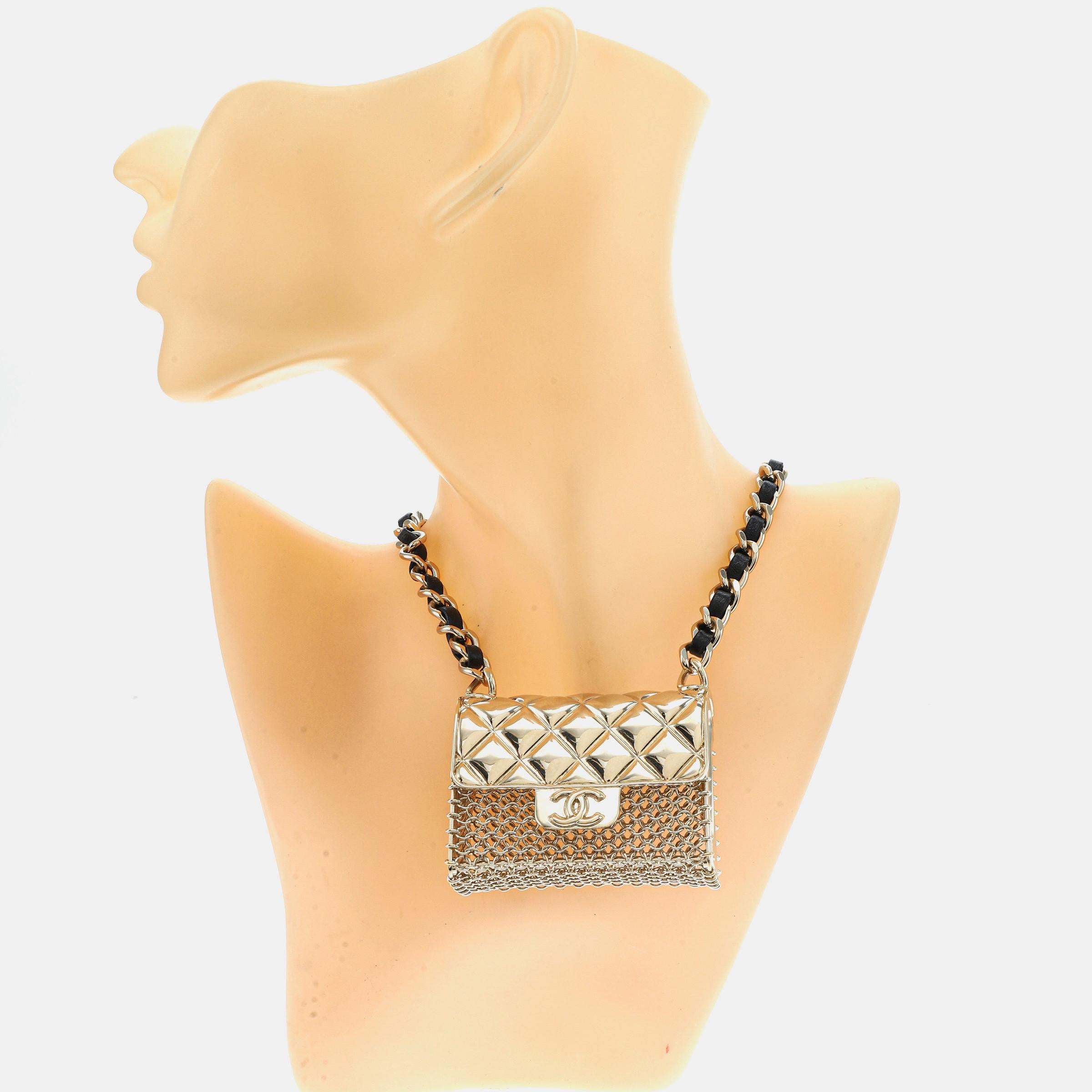 Chanel Micro Flap Bag Charm Collar Gargantilla con Cadena Matelasse en Excelente estado para la venta en AUBERVILLIERS, FR
