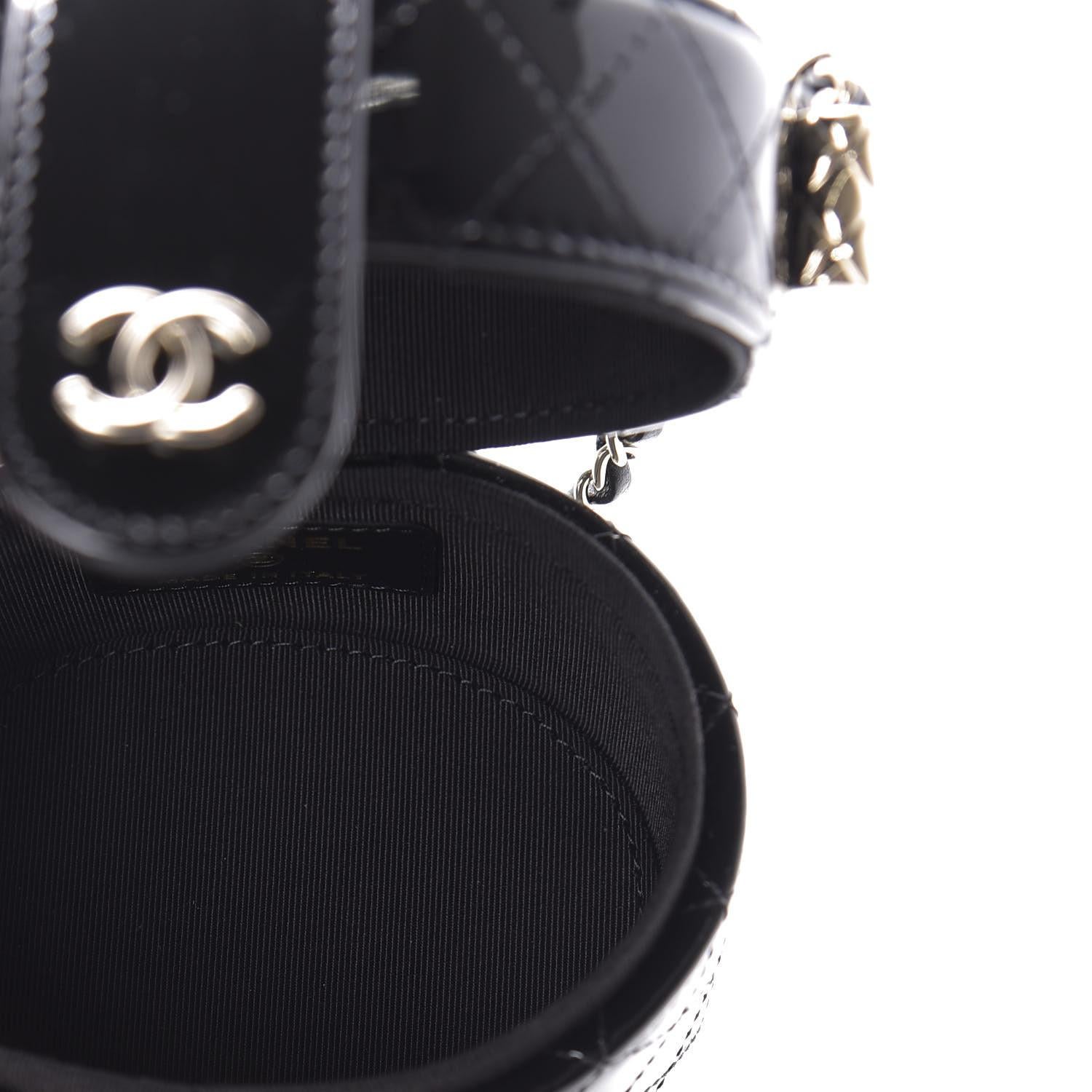 Sac à bandoulière Chanel Micro Mini en cuir verni matelassé noir avec boîte à bijoux en vente 4