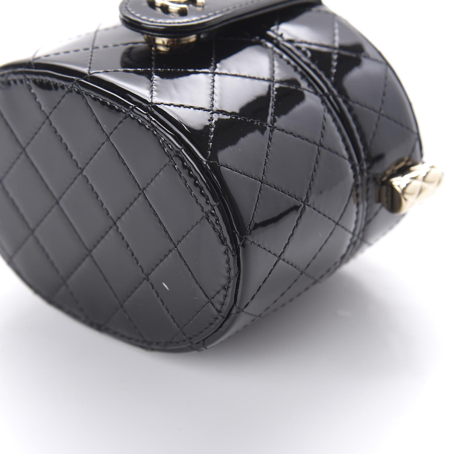 Chanel Micro Mini Schwarze Crossbody-Tasche aus gestepptem Lackleder mit Schmuckkästchen im Angebot 1