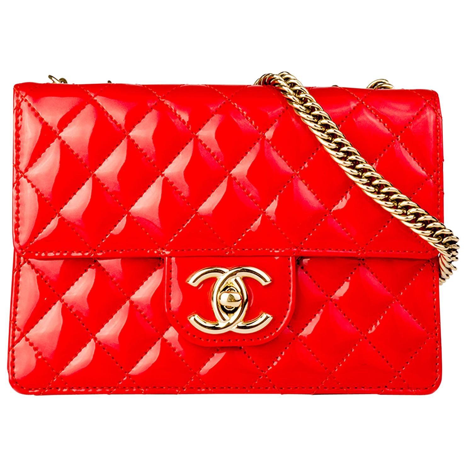 Small Chanel red patent leather quilted sparkle flap.

2005 {VINTAGE 19 Years}
Gold hardware
Bijoux chain
Red lambskin lined interior
One small interior pocket
Strap Drop: Single 7” Double 13”
4.25” H x 6.75” W x 3” D
Made in Italy

As seen on