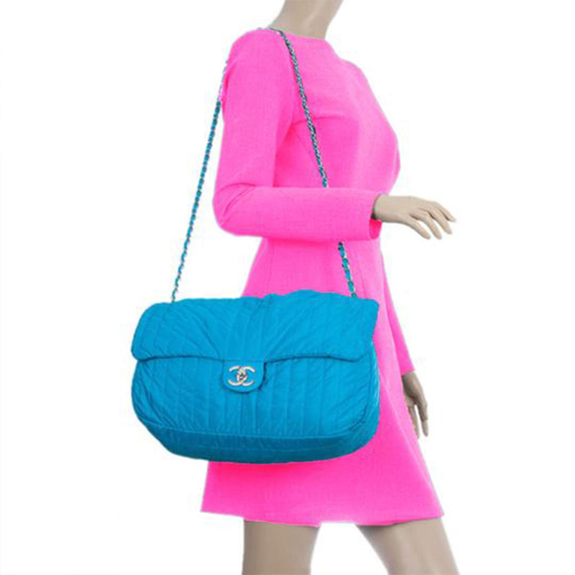 Soft Chanel microfiber acqua flap

Year: 2012
Silver hardware
Interwoven chain
Interlocking CC clasp
Interior zipper closure
Interior center zippered pocket
Strap drop: Single 19