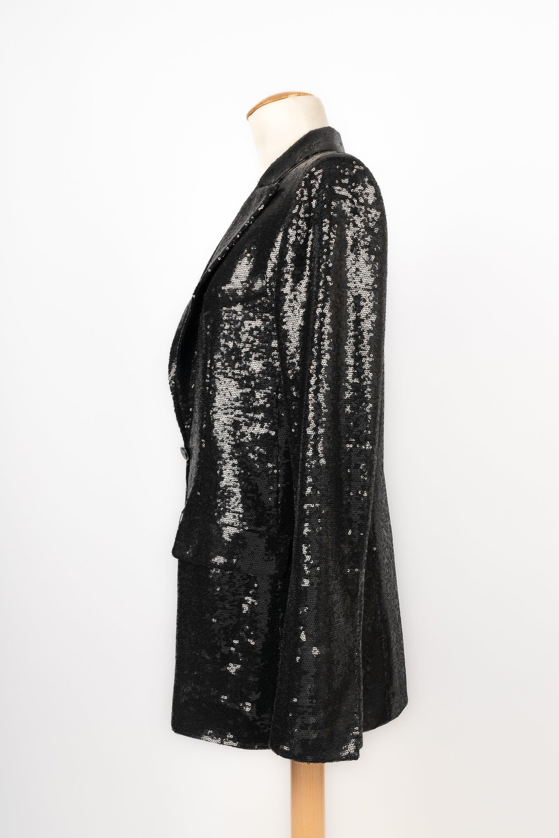 Chanel - (Made in France) Mid-length jacket entirely embroidered with black sequins. Size 44FR indicated. 2009 Cruise Collection, under the artistic direction of Karl Lagerfeld.

Additional information:
Condition: Very good condition
Dimensions: