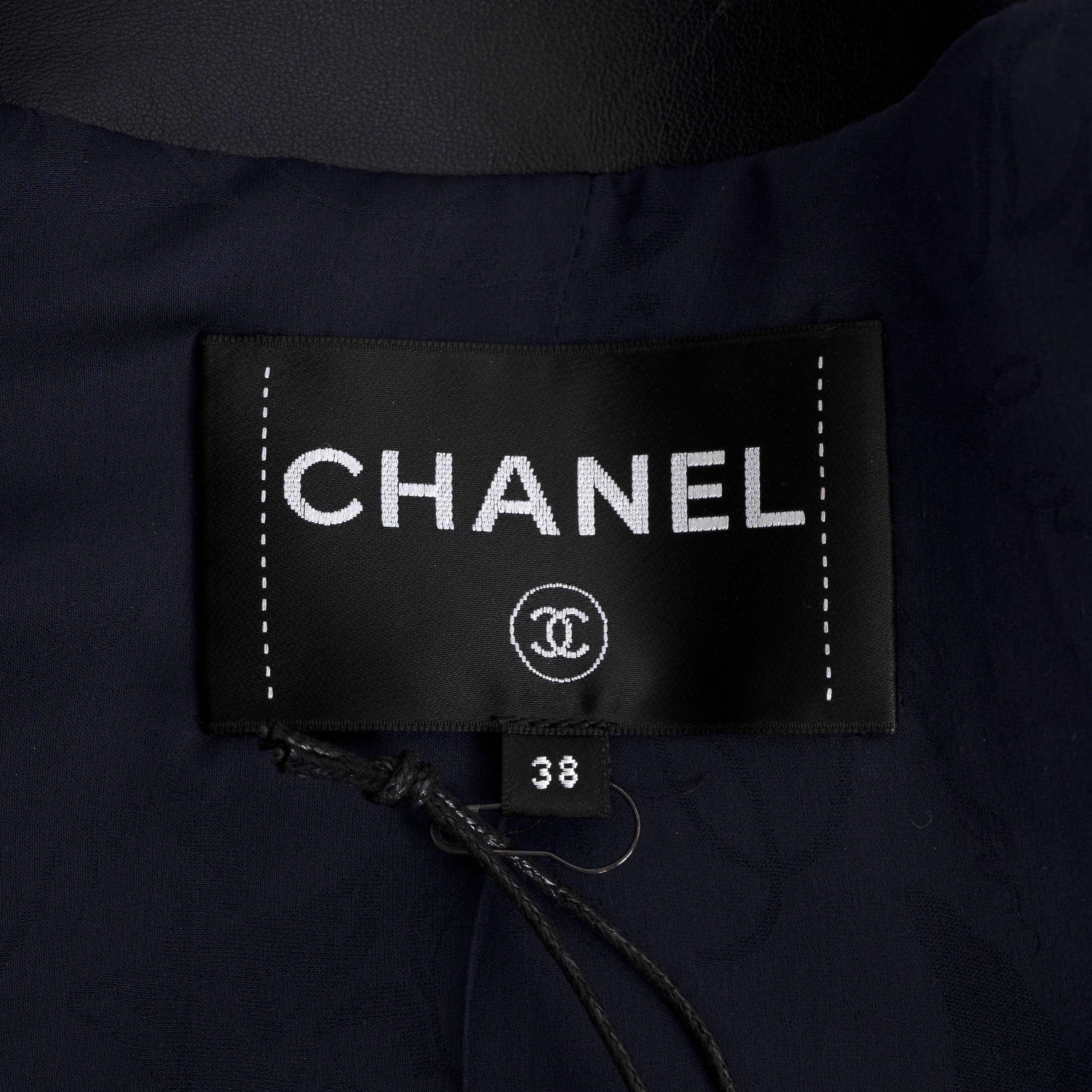 CHANEL midnight blue 17A COSMOPOLITE CHAIN TRIM SHEARLING CROPPED Jacket 38 S For Sale 2