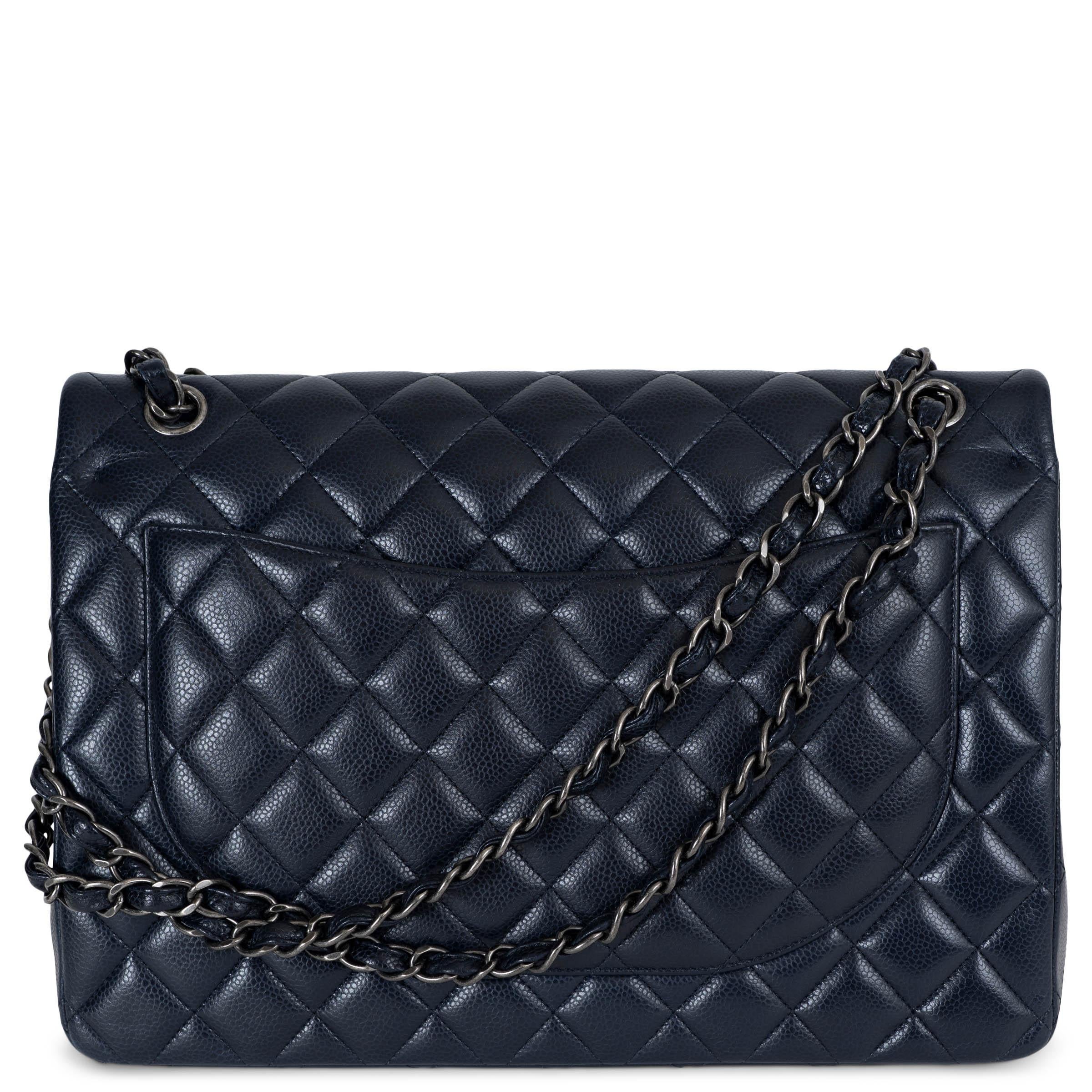 Noir CHANEL - Sac à bandoulière CLASSIC MAXI en cuir Caviar bleu nuit en vente