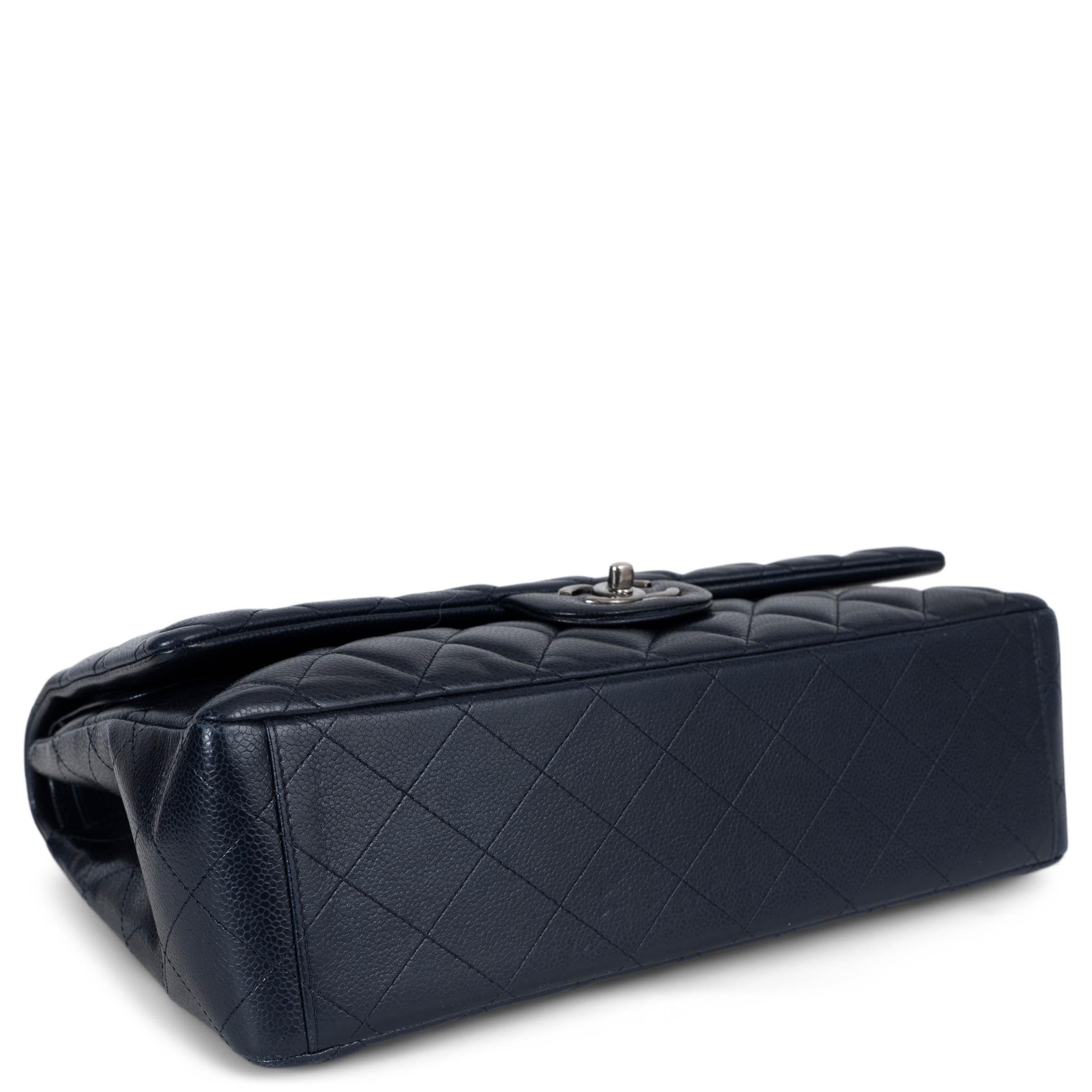 CHANEL - Sac à bandoulière CLASSIC MAXI en cuir Caviar bleu nuit Pour femmes en vente