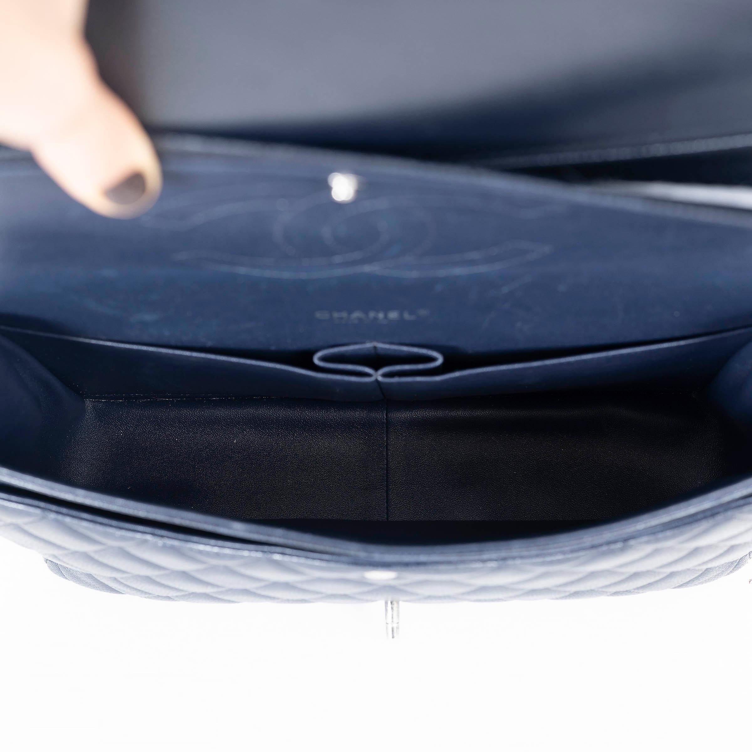 CHANEL - Sac à bandoulière CLASSIC MAXI en cuir Caviar bleu nuit en vente 1