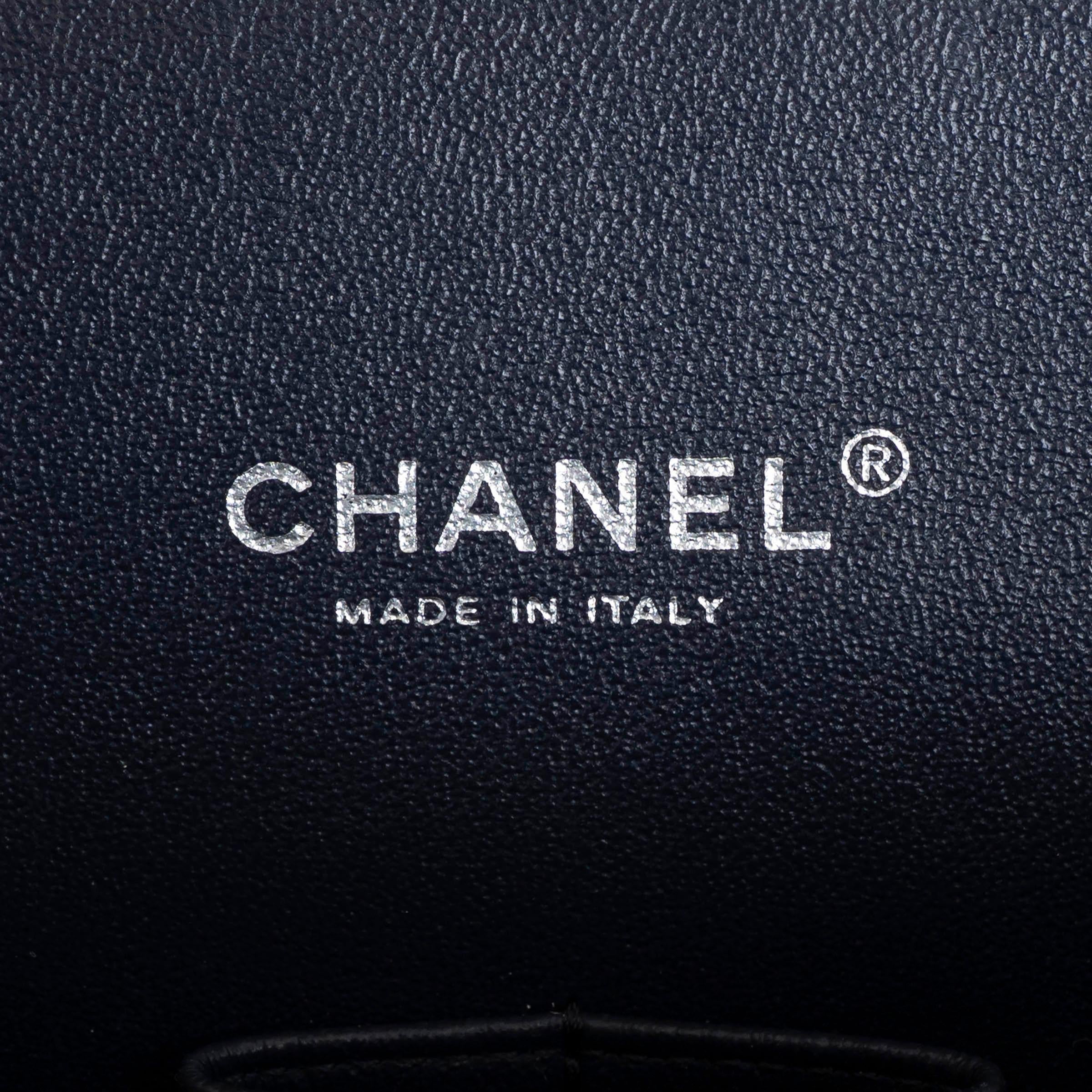 CHANEL - Sac à bandoulière CLASSIC MAXI en cuir Caviar bleu nuit en vente 2