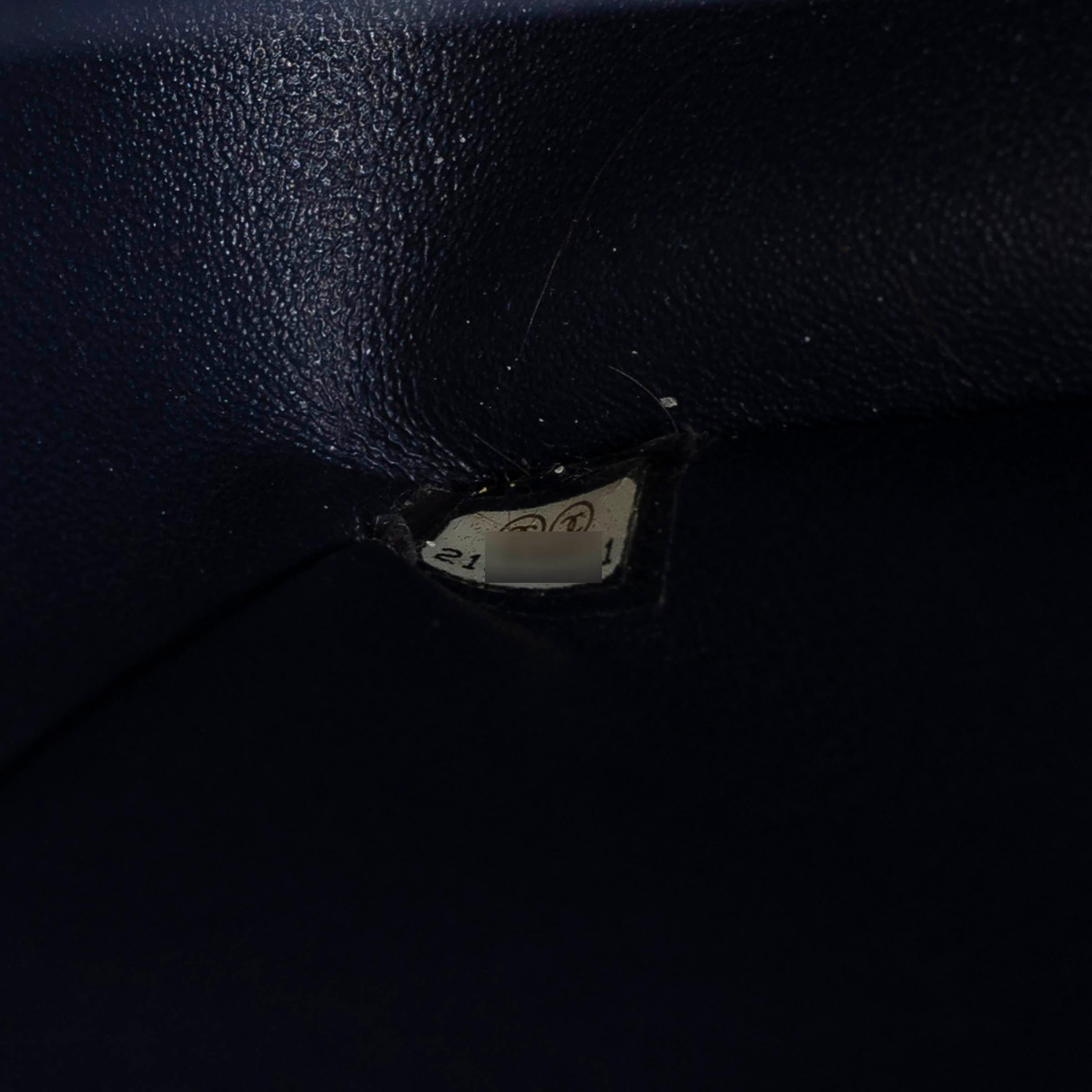 CHANEL - Sac à bandoulière CLASSIC MAXI en cuir Caviar bleu nuit en vente 3